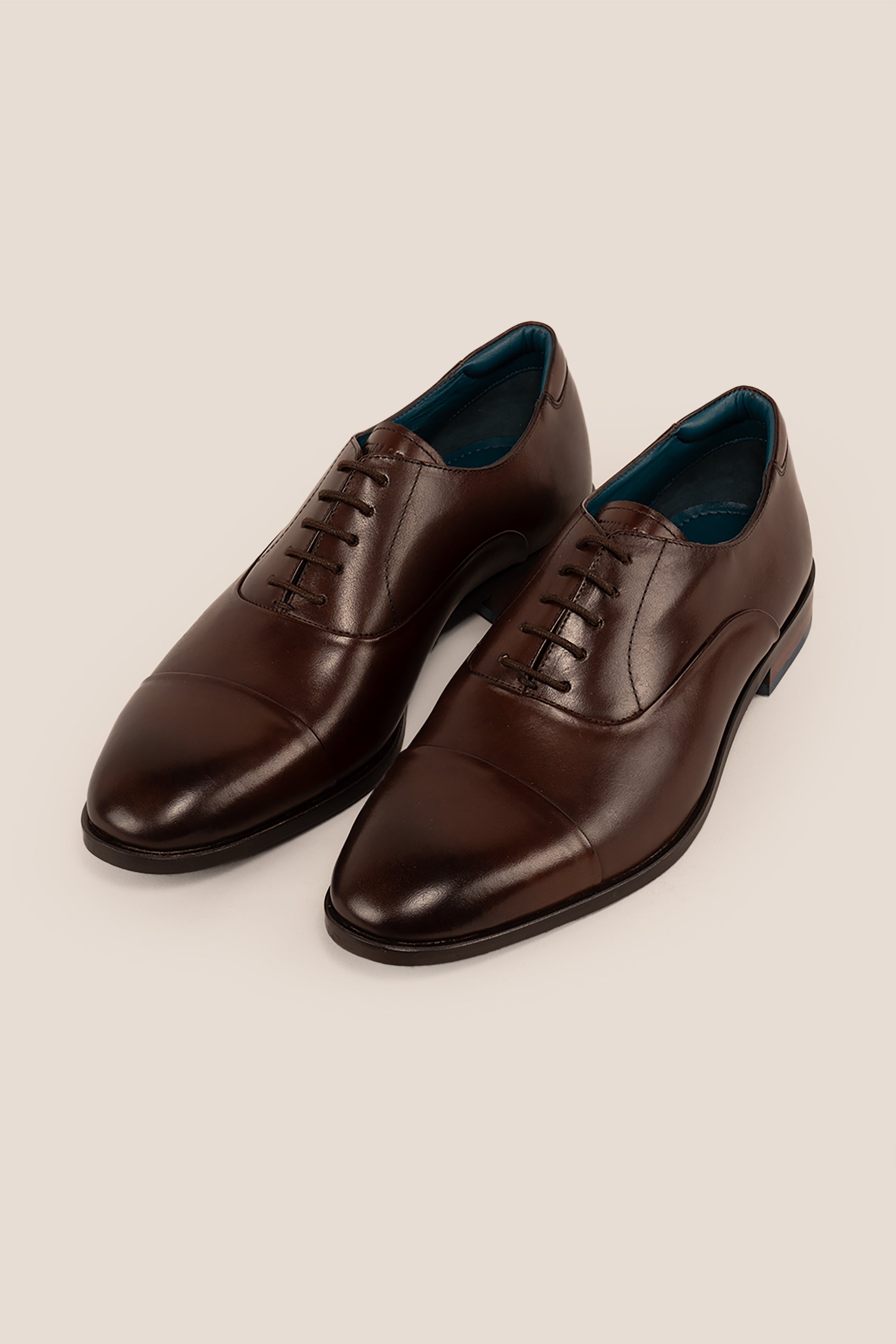Comparing Leather and Synthetic Oxford Shoes: Is There a Major Price Difference?