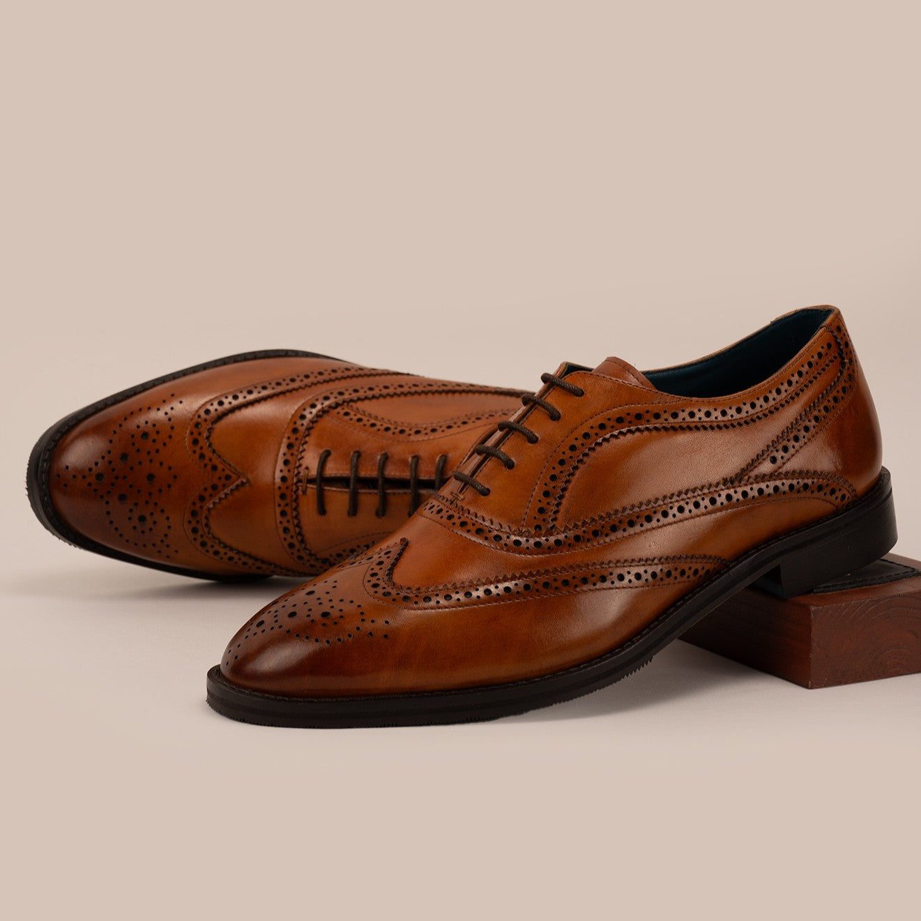 Men’s Oxford shoes in black, brown, and tan leather, featuring timeless lace-up design and premium craftsmanship for formal and business wear