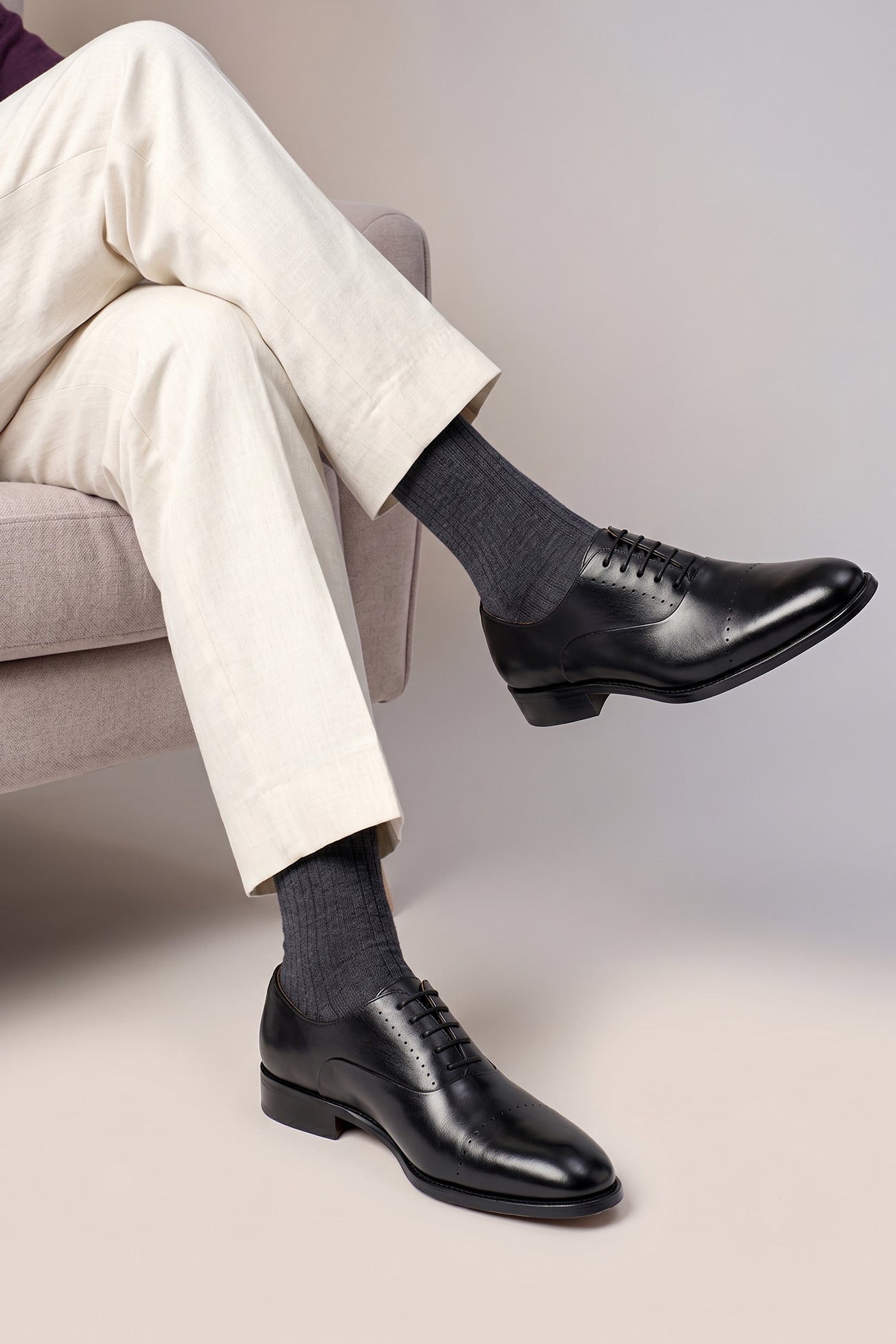 Model wearing Edward Black Oxford men’s leather shoes featuring sleek lace-up design, premium leather craftsmanship, and classic formal style.