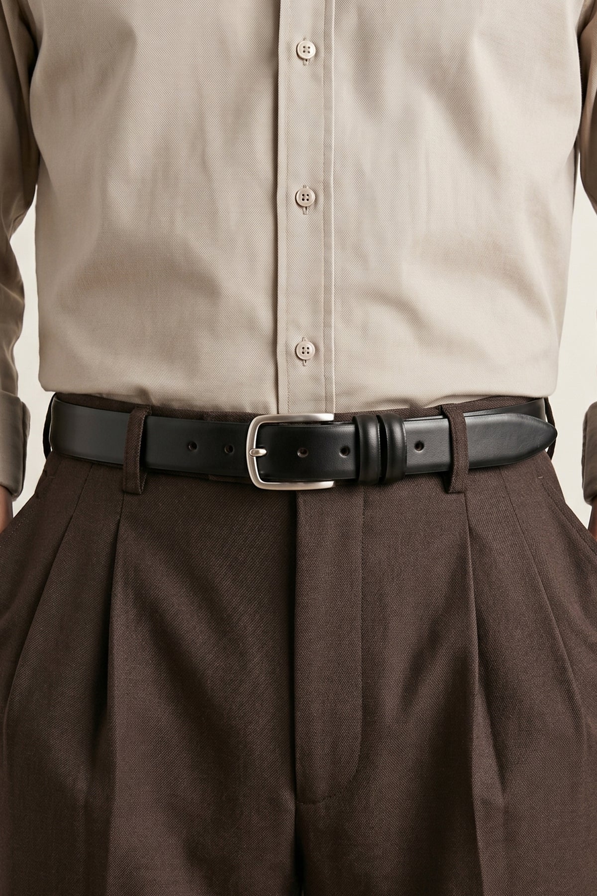 Man wearing Gavin Black classic leather men’s belt with a sleek pin buckle and double belt loop, ideal for both smart and casual styling.