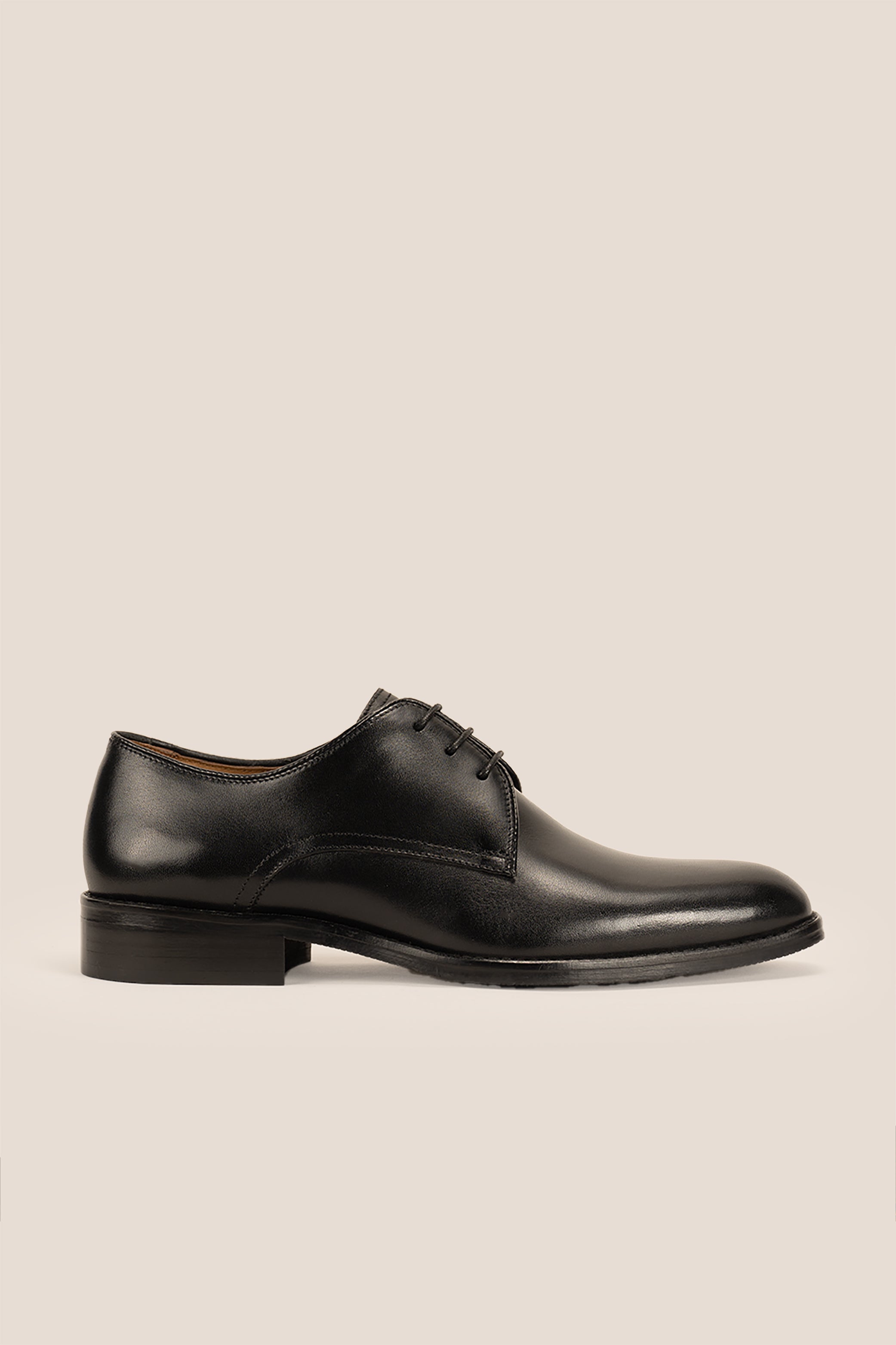 Edison full black three-eyelet Derby shoes for men, crafted from premium leather with a minimalist design, ideal for formal and smart occasions.