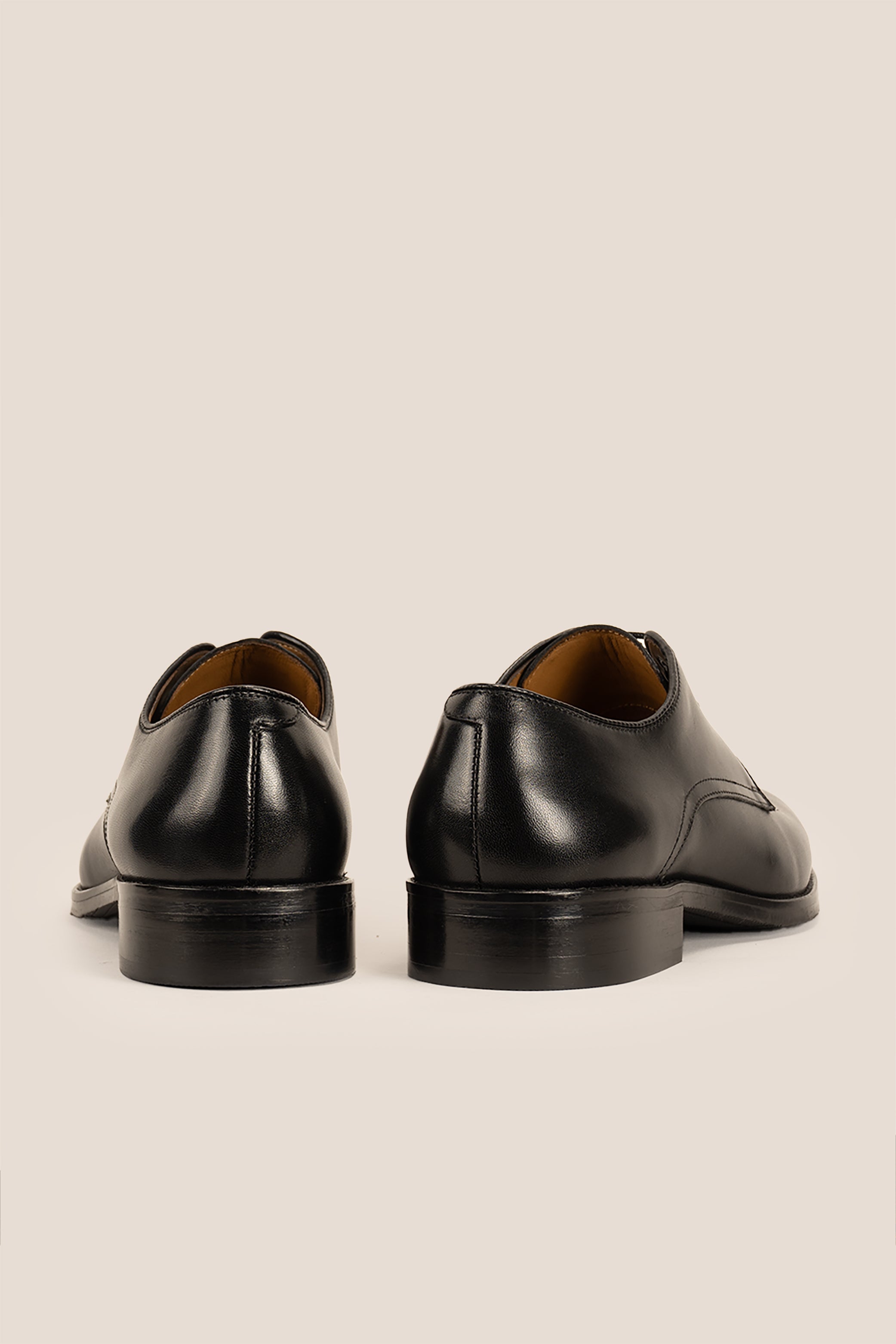 Edison full black three-eyelet Derby shoes for men, crafted from premium leather with a minimalist design, ideal for formal and smart occasions.