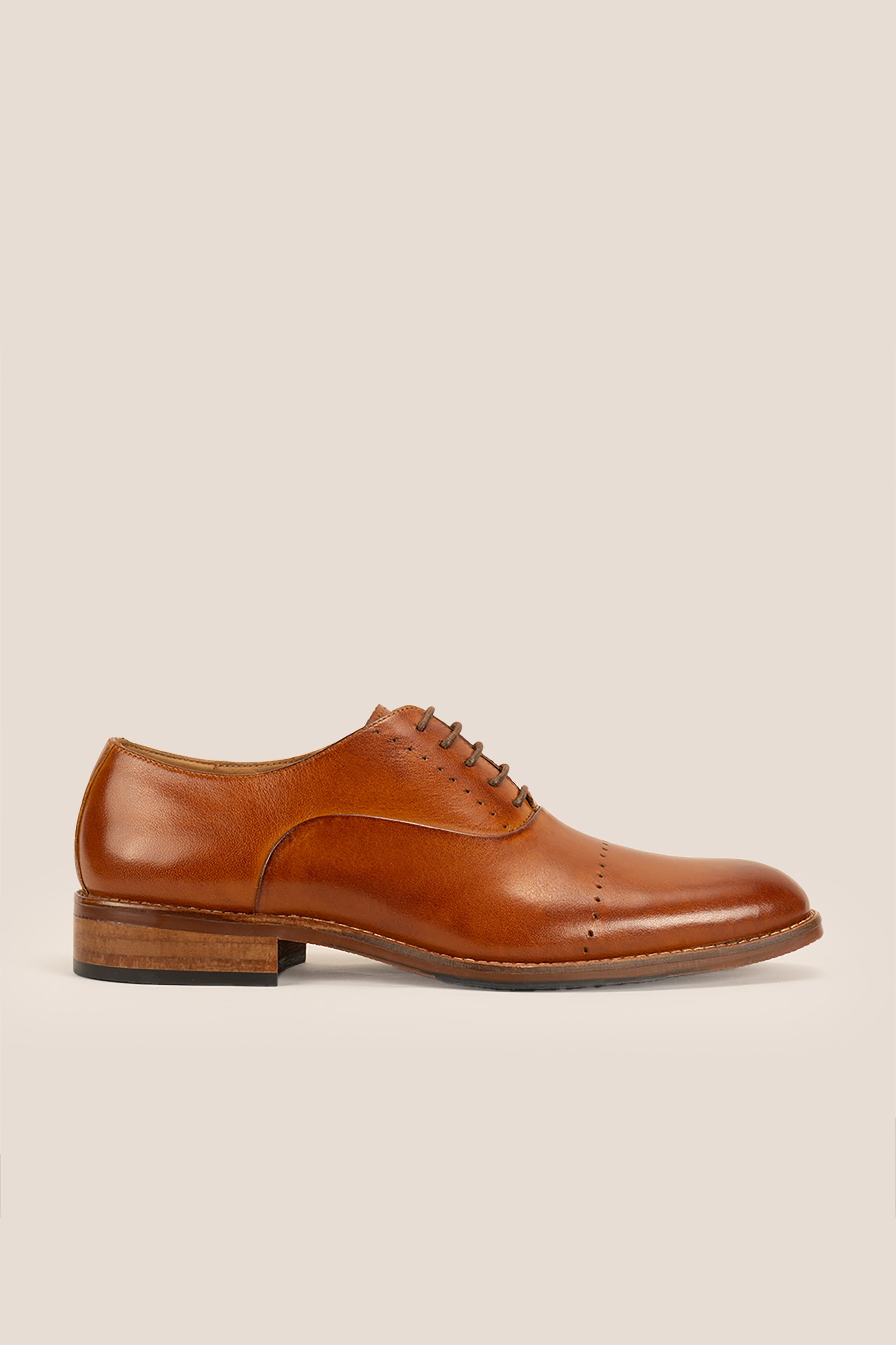 Edward Tan men’s Oxford leather shoes with five eyelets, featuring premium tan leather and classic formal design for elegant wear.