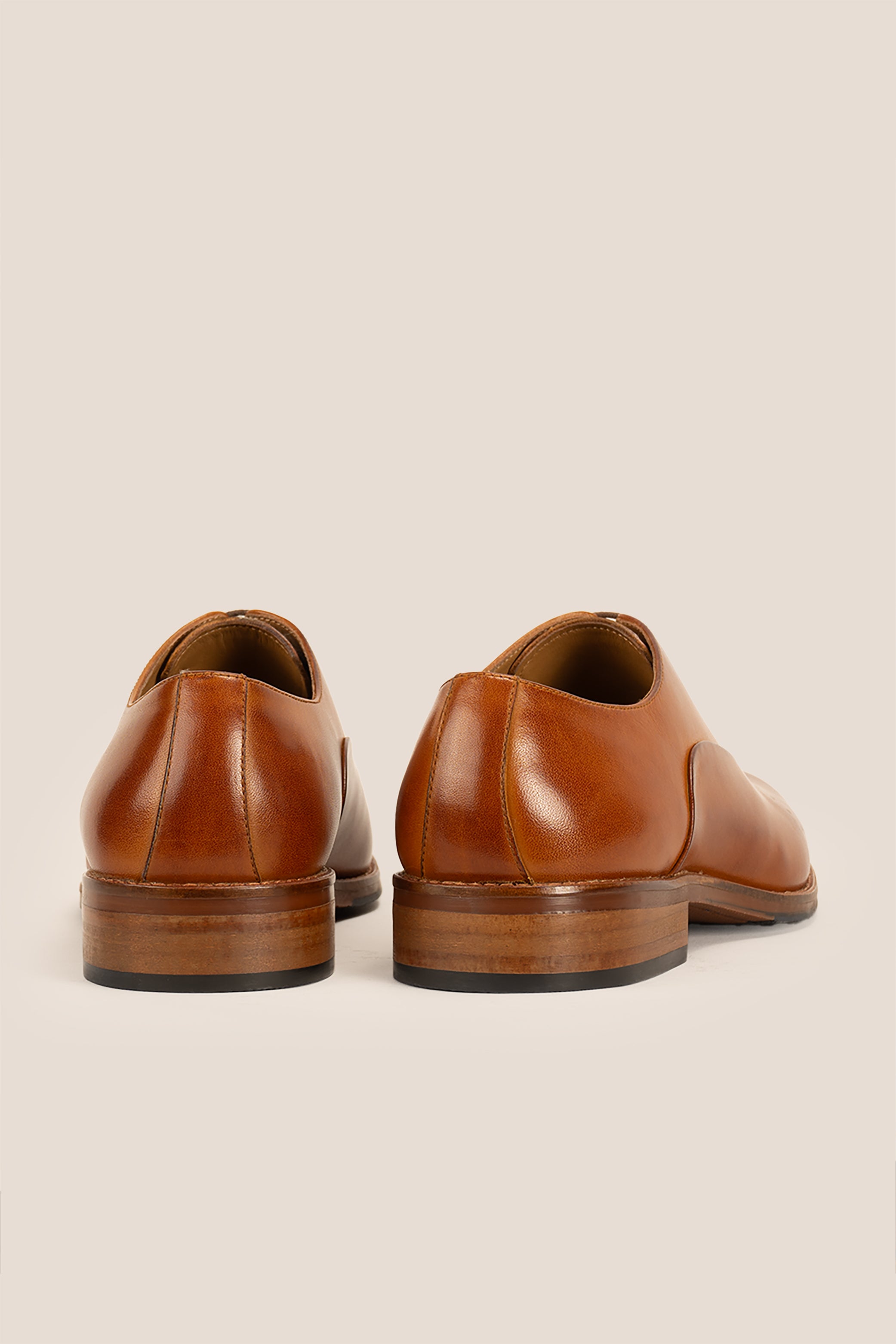 Edward Tan men’s Oxford leather shoes with five eyelets, featuring premium tan leather and classic formal design for elegant wear.