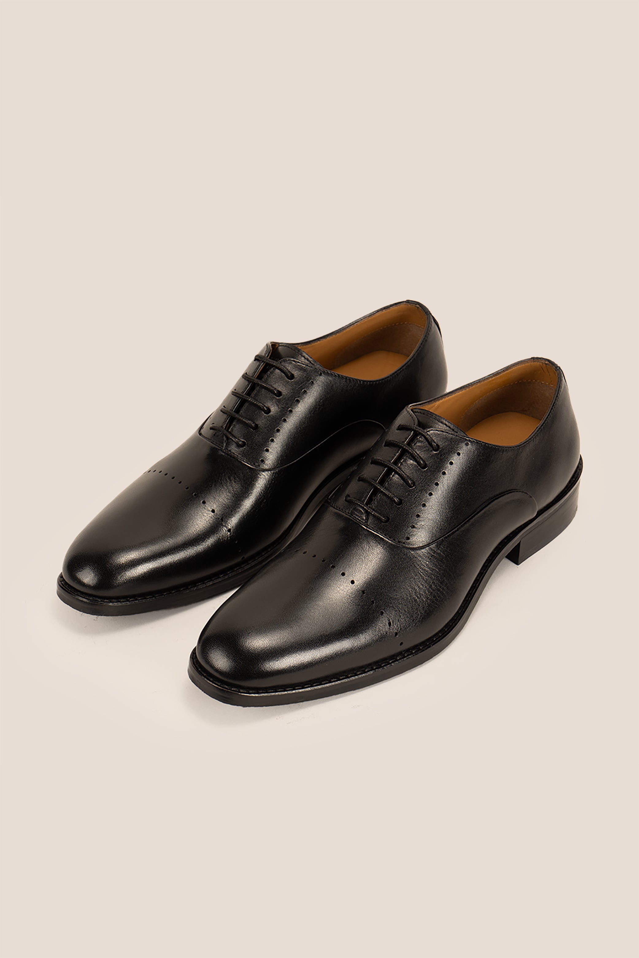 Edward Black Oxford men’s leather shoes featuring sleek lace-up design, premium leather craftsmanship, and classic formal style.