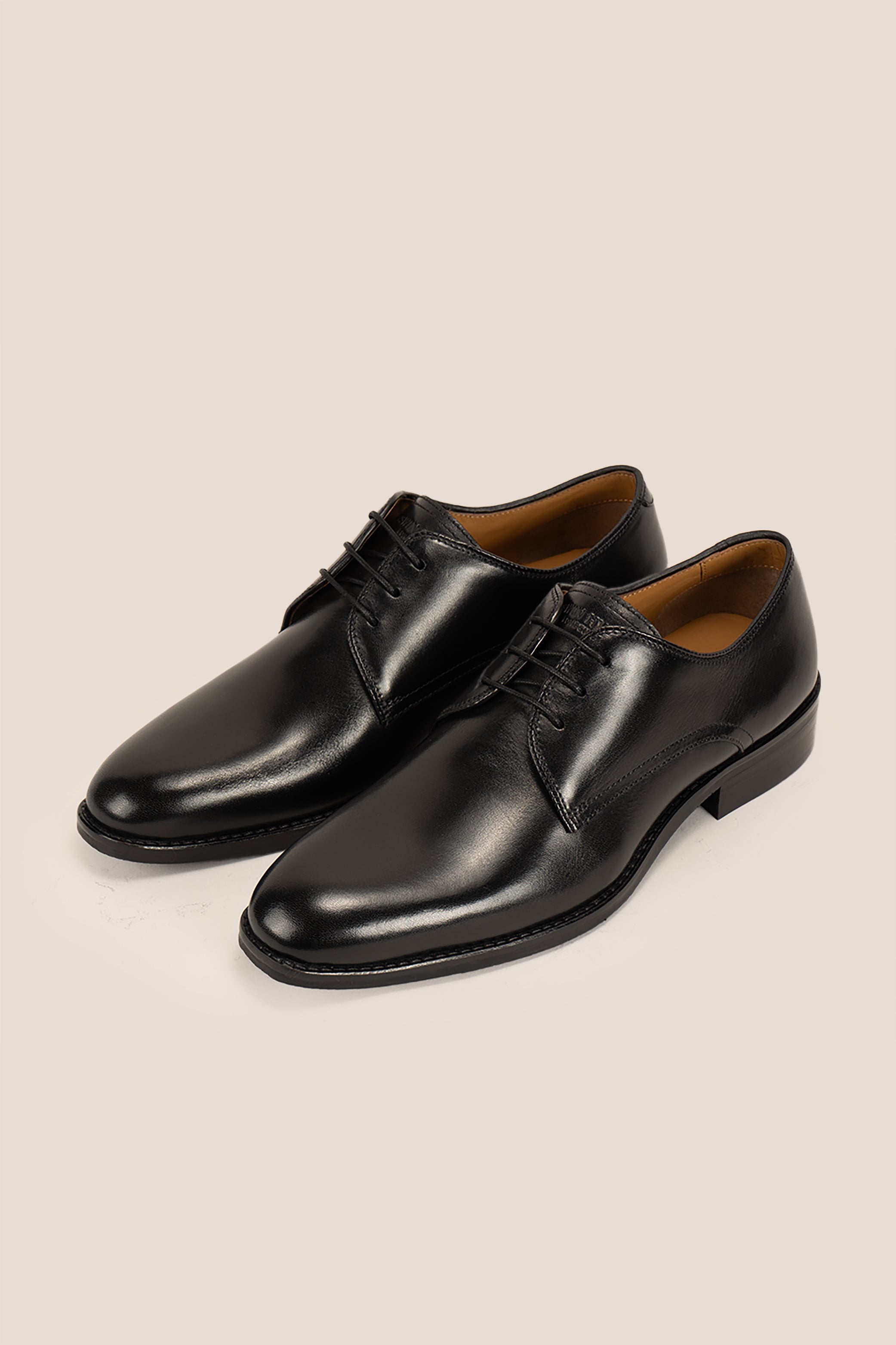 Edison full black three-eyelet Derby shoes for men, crafted from premium leather with a minimalist design, ideal for formal and smart occasions.