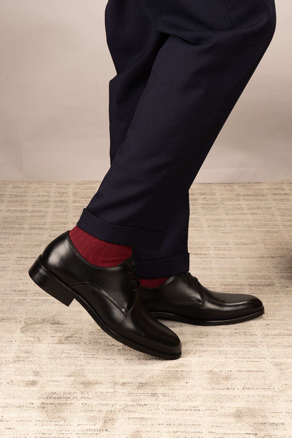 Edison full black three-eyelet Derby shoes for men, crafted from premium leather with a minimalist design, ideal for formal and smart occasions.