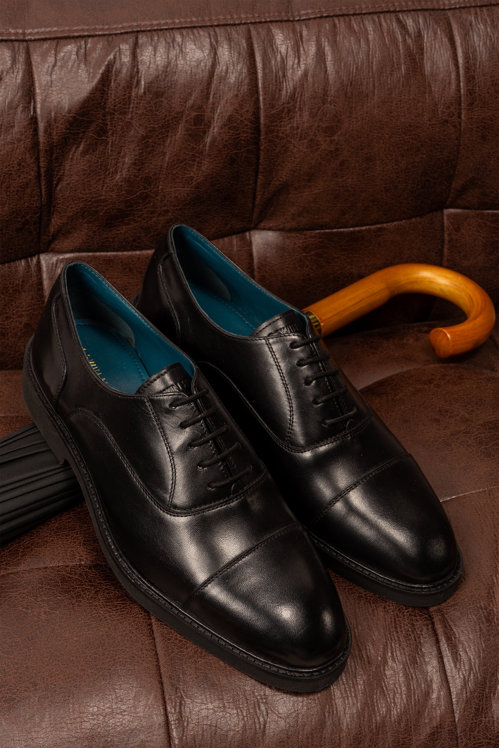 Flint Black Oxford lace-up men’s leather shoes with a sleek silhouette and polished finish, ideal for formal and professional wear.