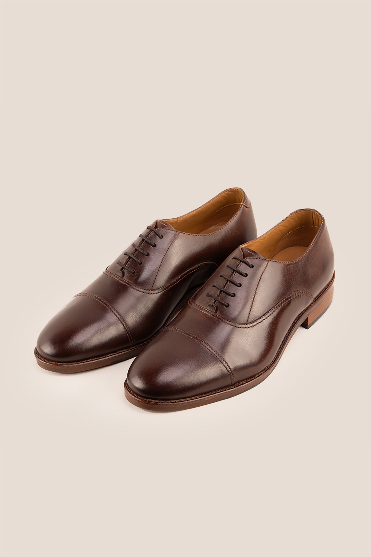 Wilson brown leather Oxford shoes for men with five-eyelet toecap design, showcasing timeless elegance and polished craftsmanship