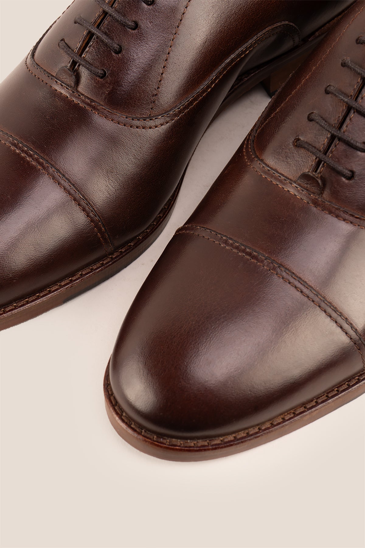 Wilson brown leather Oxford shoes for men with five-eyelet toecap design, showcasing timeless elegance and polished craftsmanship