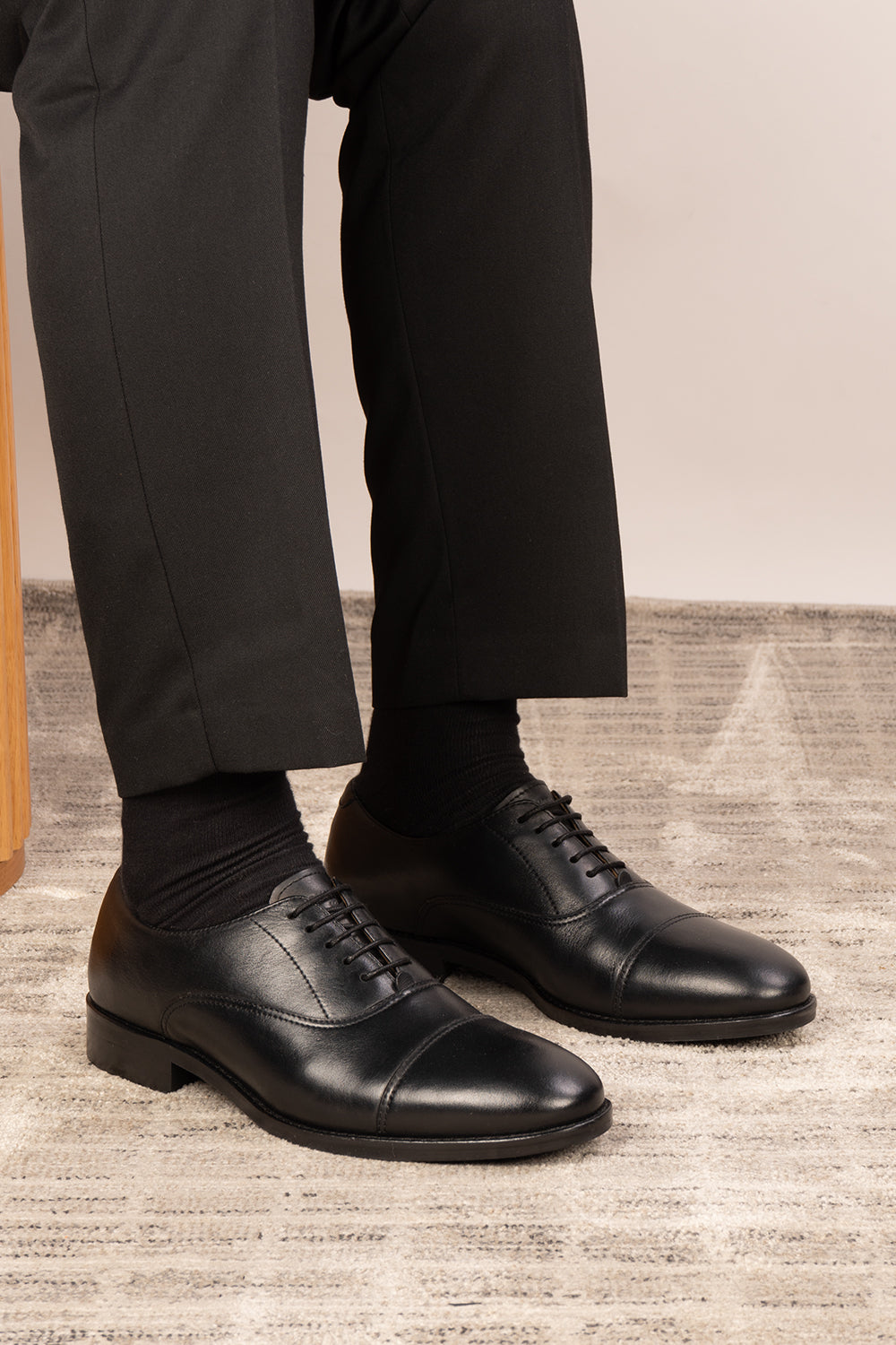 Wilson black leather Oxford shoes for men with five-eyelet toecap design, showcasing a timeless and refined silhouette