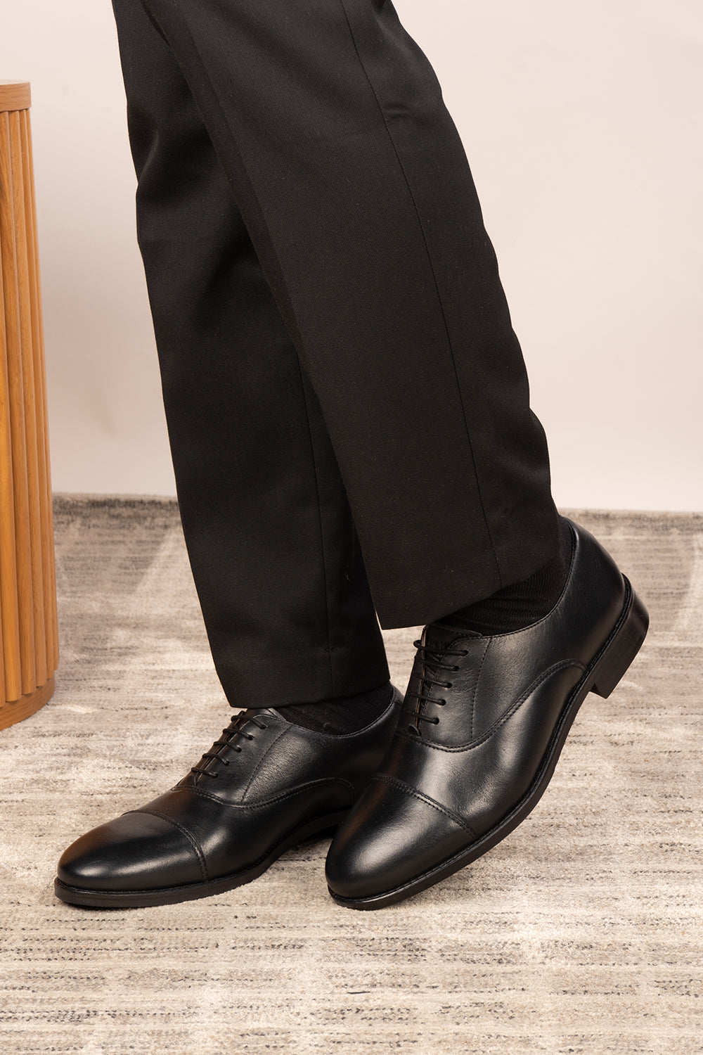Wilson black leather Oxford shoes for men with five-eyelet toecap design, showcasing a timeless and refined silhouette