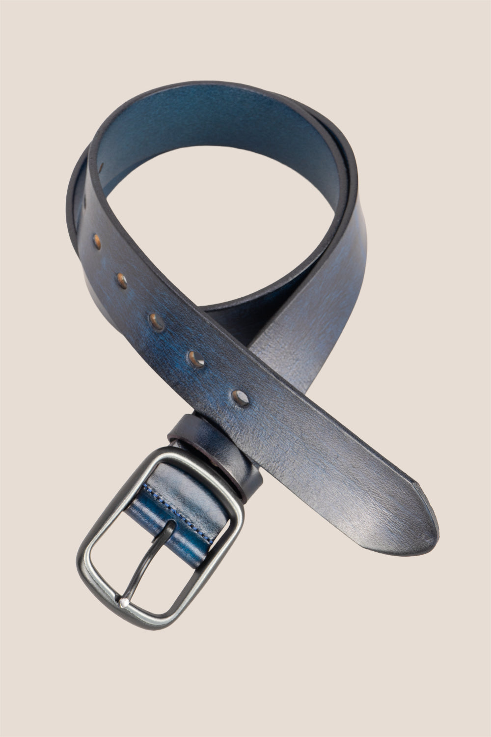 Hunter Navy leather men’s belt featuring a classic pin buckle, ideal for elevating both casual and formal outfits.