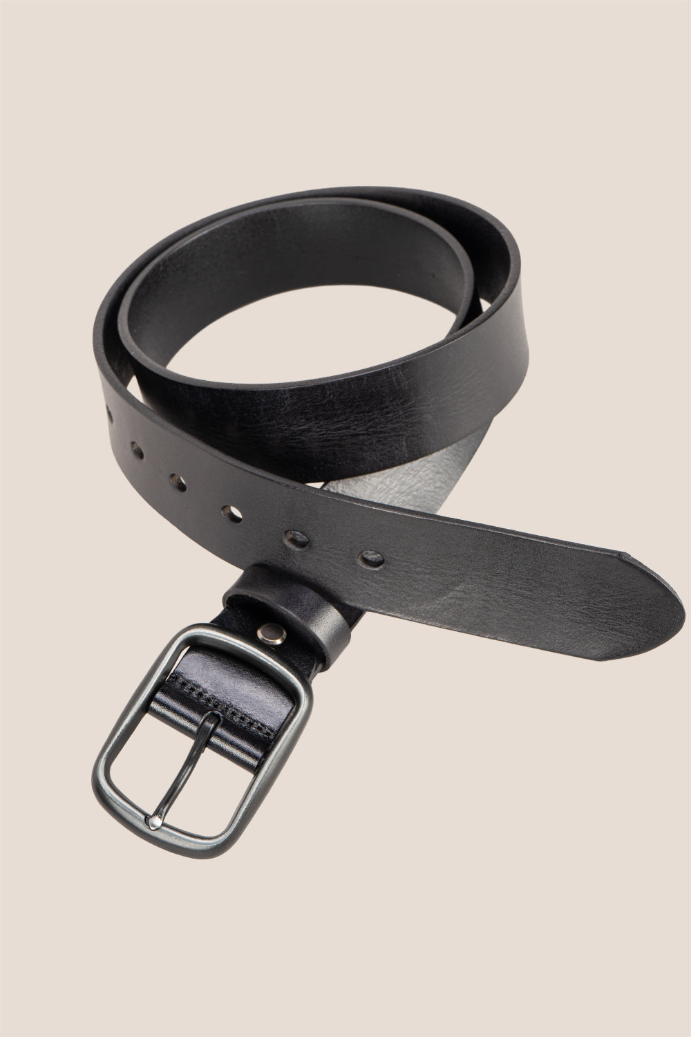 Hunter Black leather men’s belt with a timeless pin buckle design, perfect for both casual and formal wear.