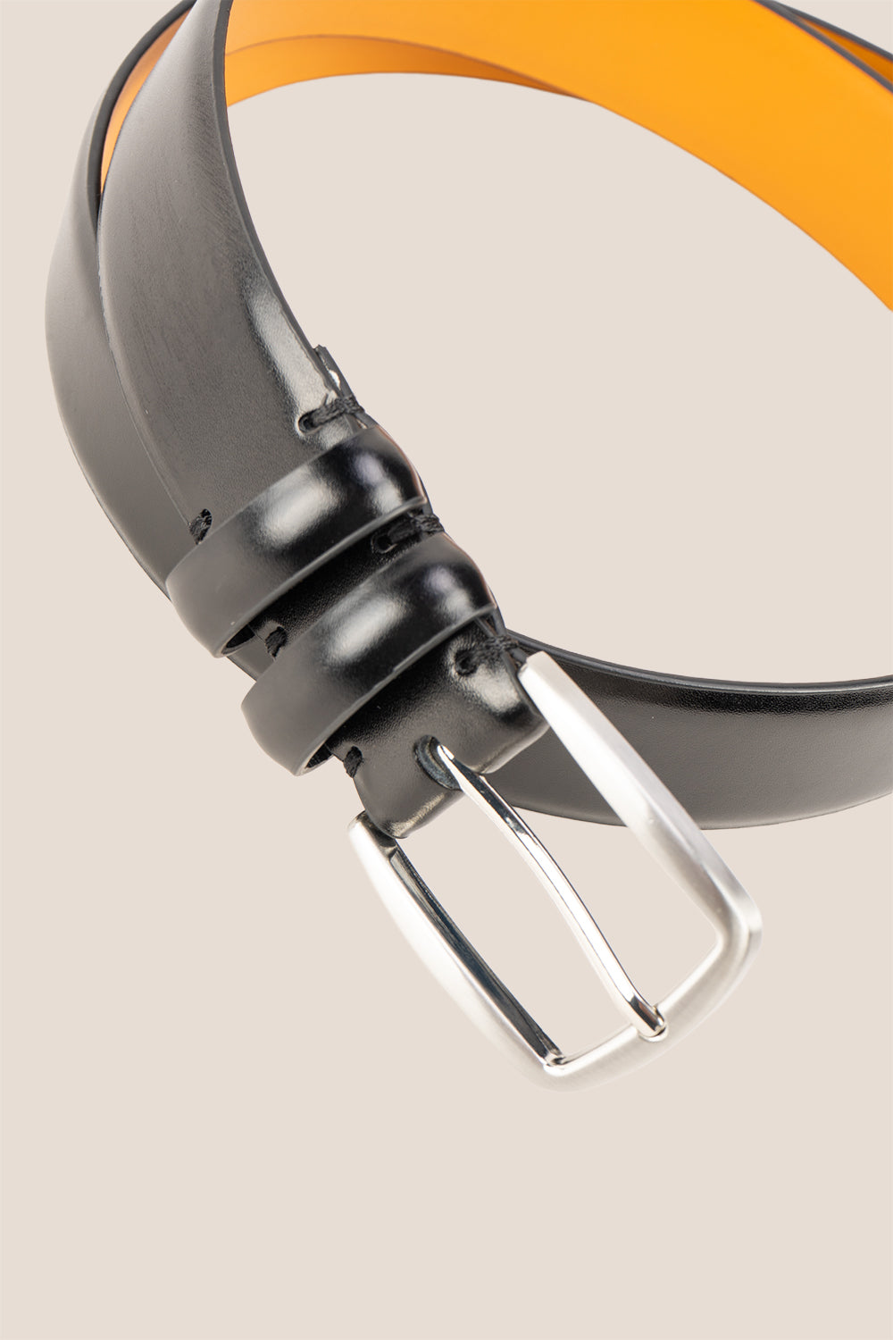 Gavin Black classic leather men’s belt with a sleek pin buckle and double belt loop, ideal for both smart and casual styling.