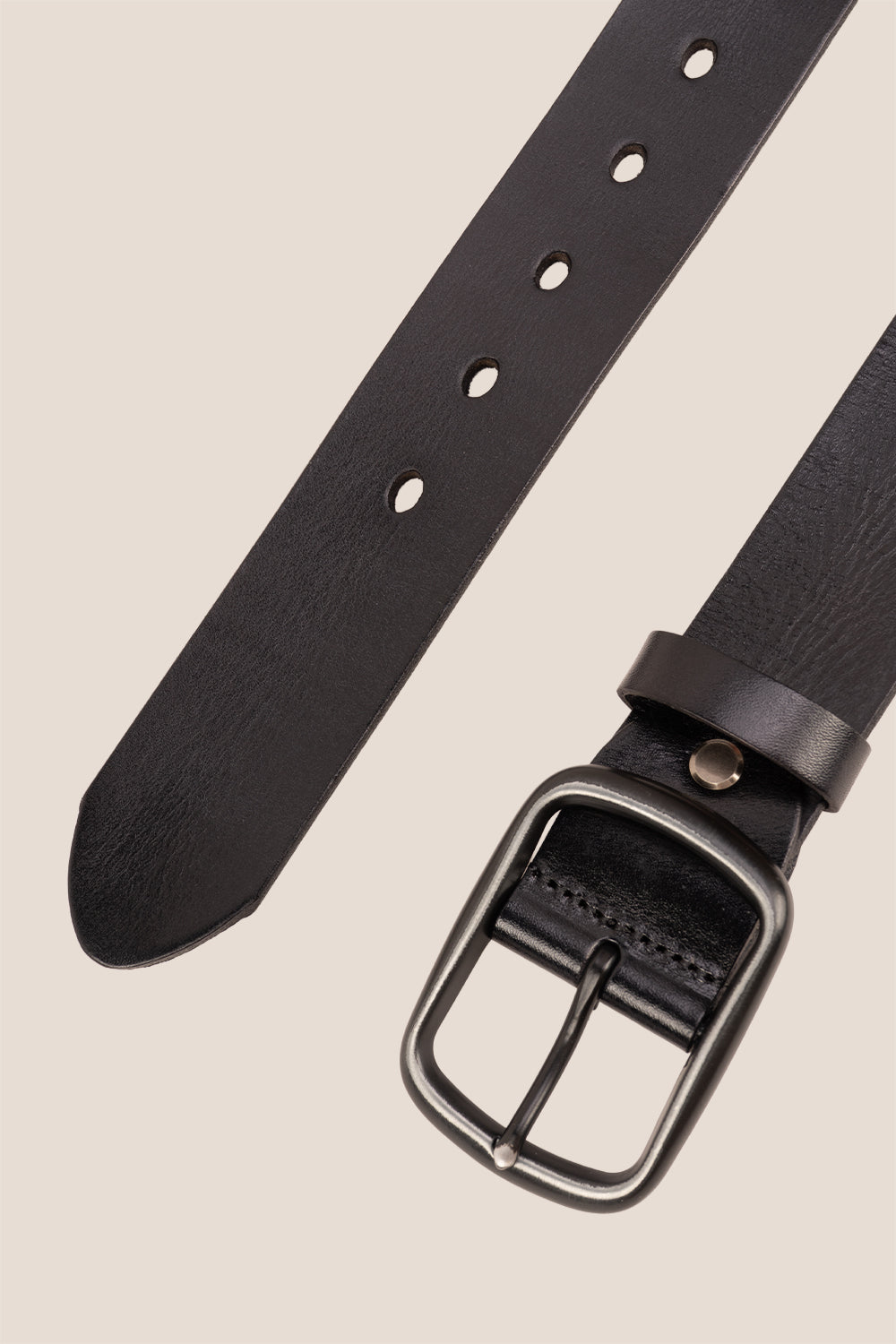 Hunter Black leather men’s belt with a timeless pin buckle design, perfect for both casual and formal wear.