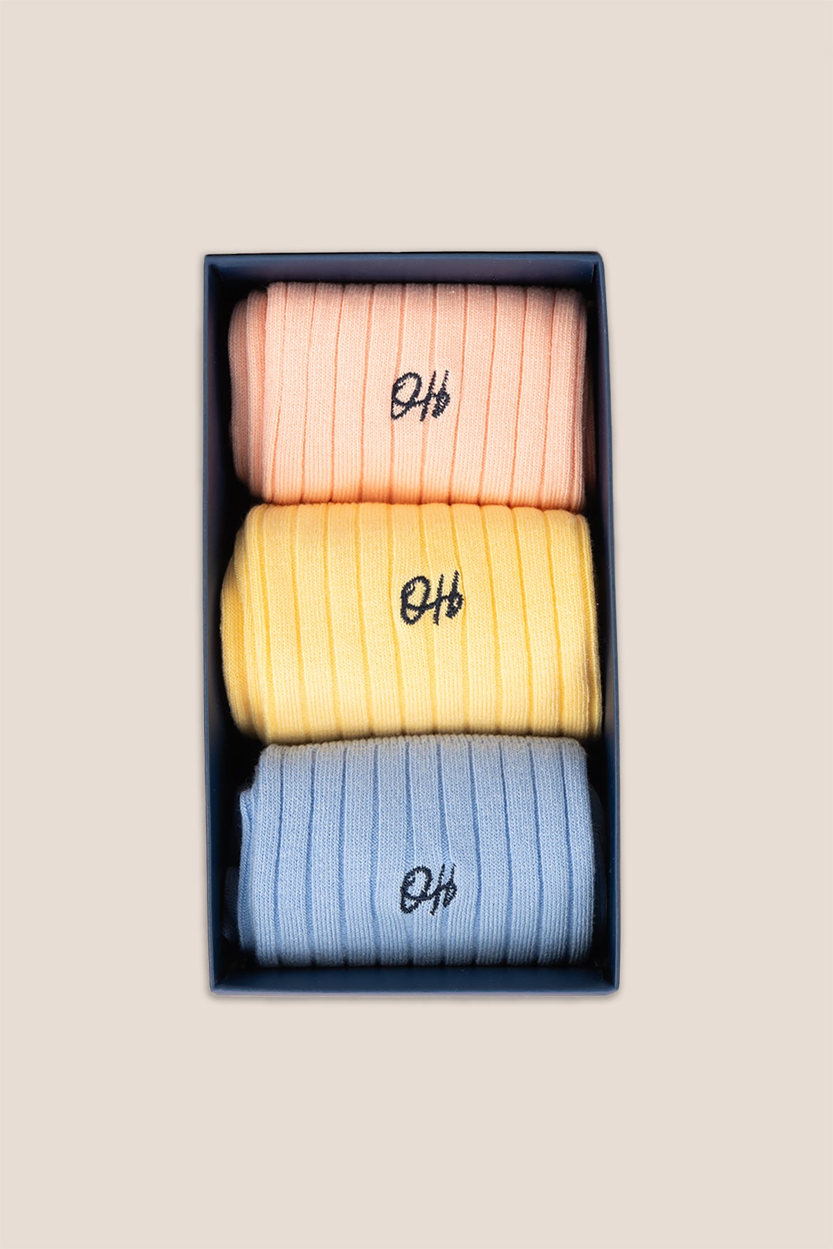 Oswin Hyde Pastel Earth men’s cotton socks in a three-pack. These luxury socks offer comfort, style, and a playful polka dot design for everyday wear.