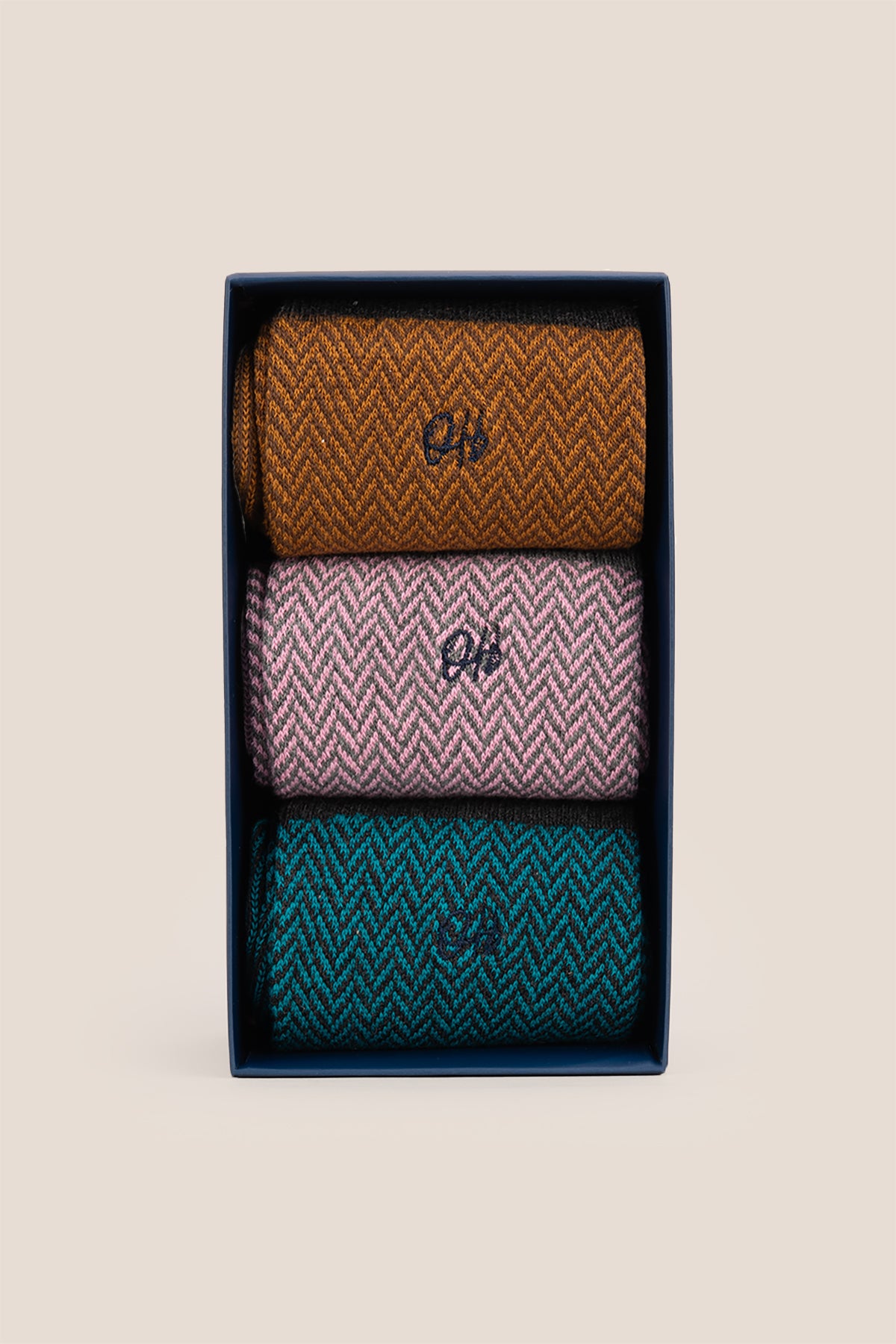 Oswin Hyde Herringbone men’s cotton socks in a three-pack. These luxury socks offer comfort, style, and a classic design for everyday wear.