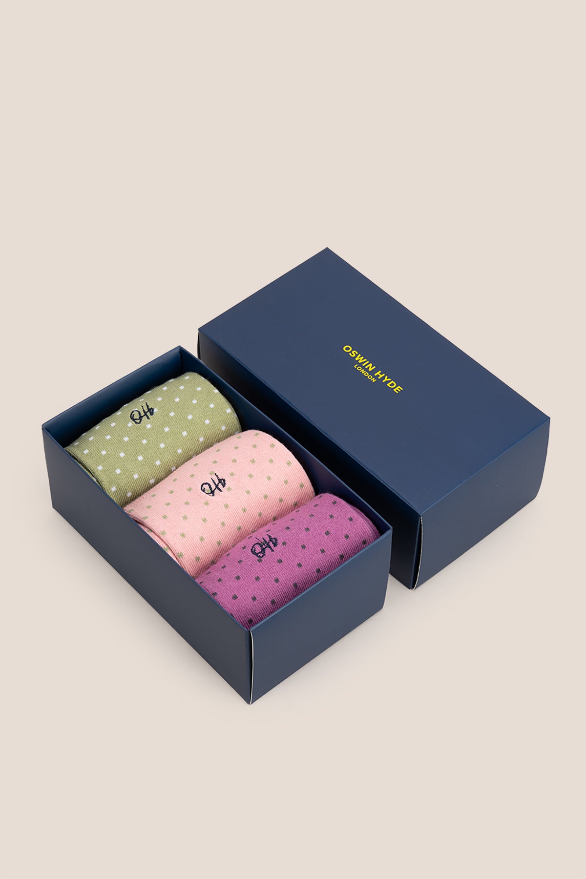 Oswin Hyde Polka Pastel men’s cotton socks in a three-pack. These luxury socks offer comfort, style, and a playful polka dot design for everyday wear.