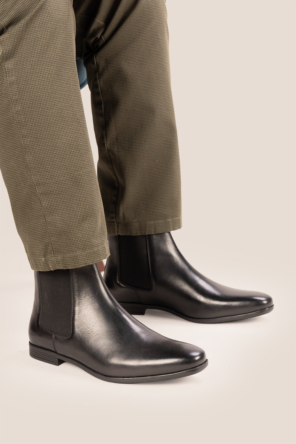 Darwin mens Leather Chelsea boots in Black, ideal for weddings, casual and formal events.