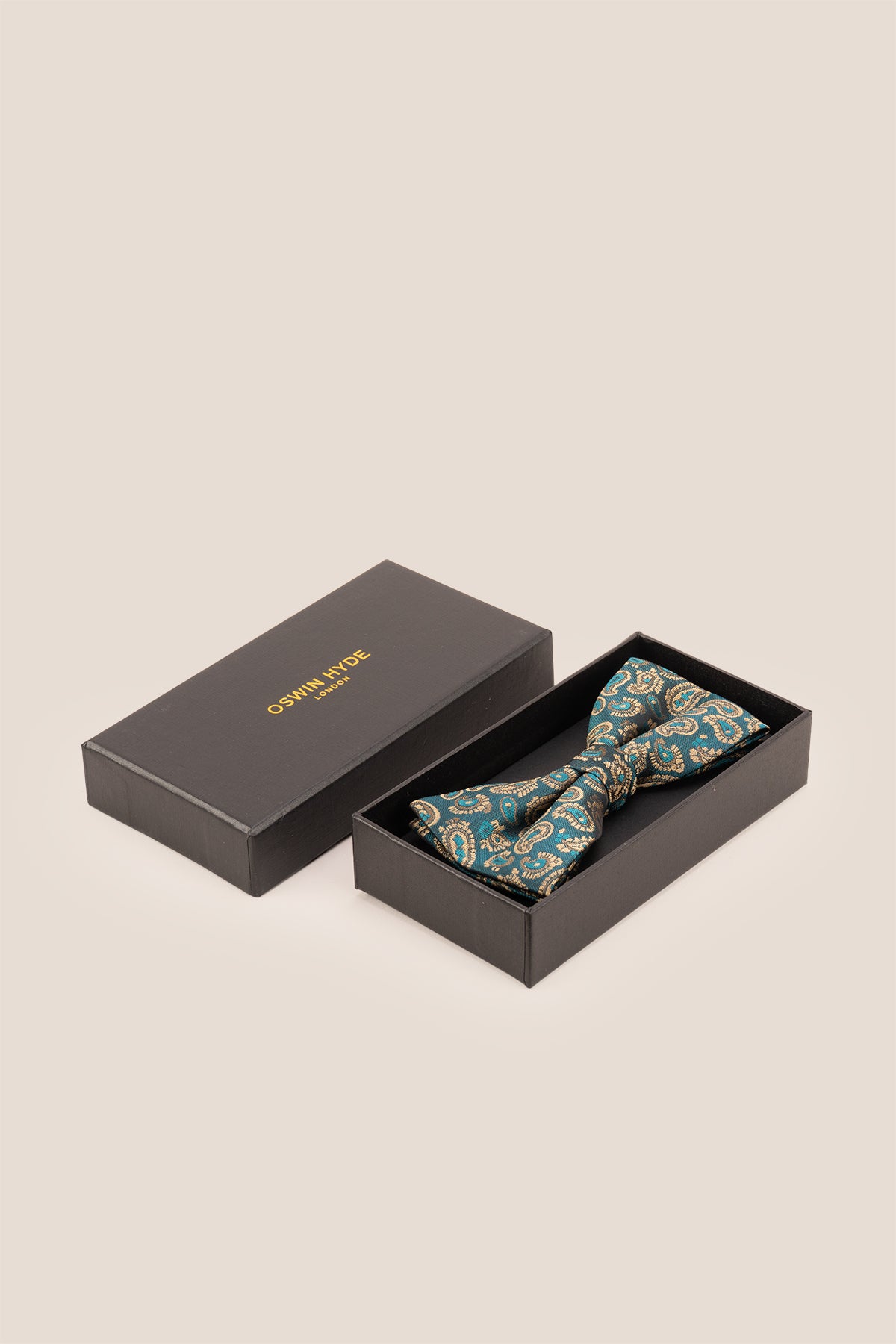 Paisley Pattern Green Bowtie for men, crafted with a beautiful paisley design. Rich green colour and intricate design.