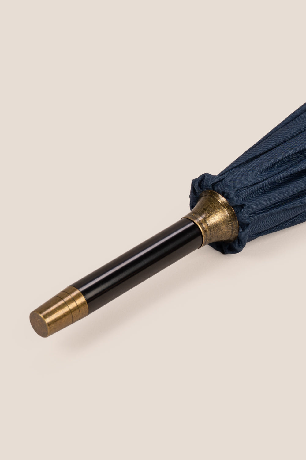 Jonathan Navy classic umbrella featuring a durable canopy and elegant bamboo wooden handle, ideal for everyday use or as a stylish golf umbrella.