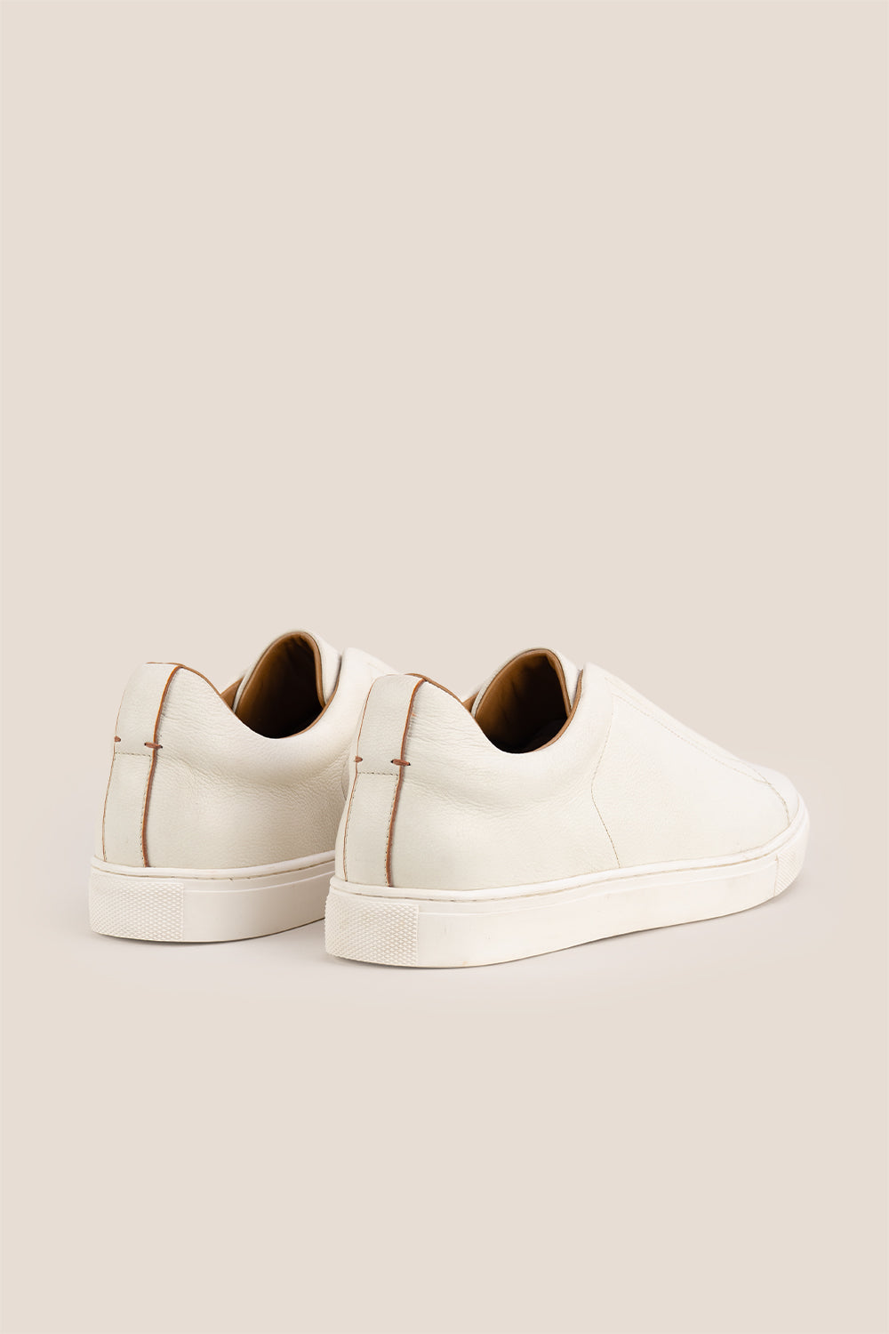 Smudge White sneaker is crafted from soft, milled leather, perfect for both casual and formal occasions. No need to tie laces, secure elasticated fit