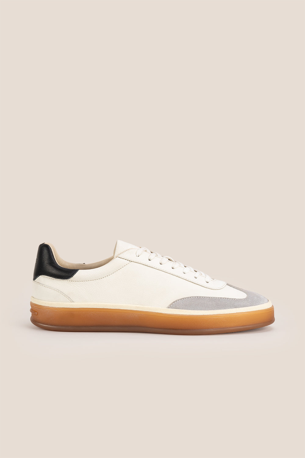 Smith White leather sneakers for men, showcasing a refined seven-eyelet design that embodies contemporary style. Made from top-quality leather