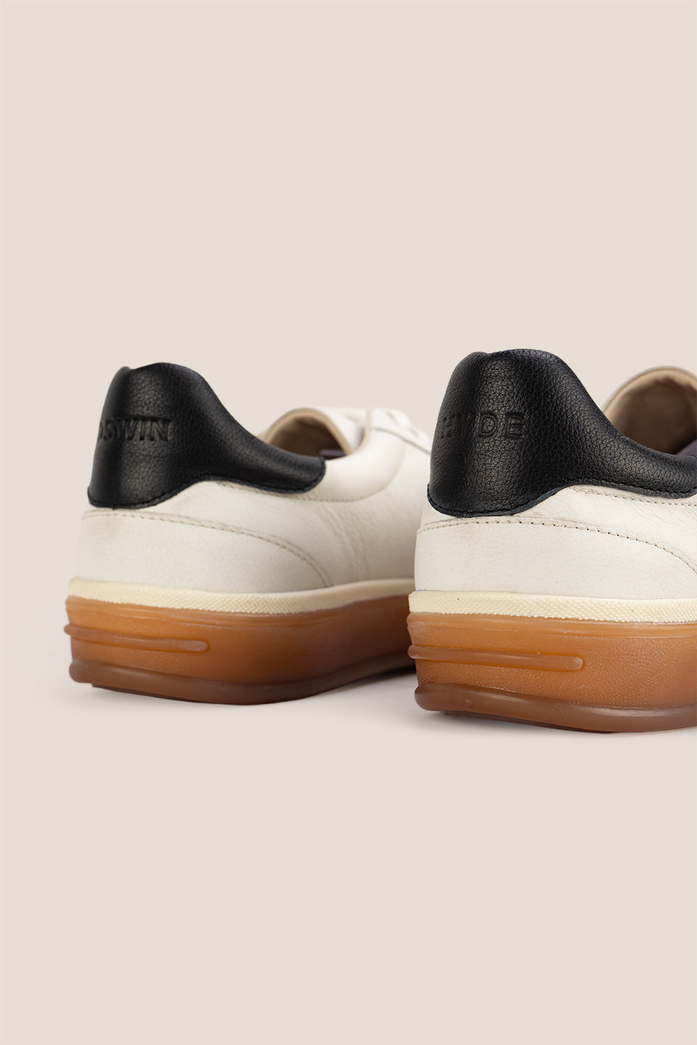 Smith White leather sneakers for men, showcasing a refined seven-eyelet design that embodies contemporary style. Made from top-quality leather