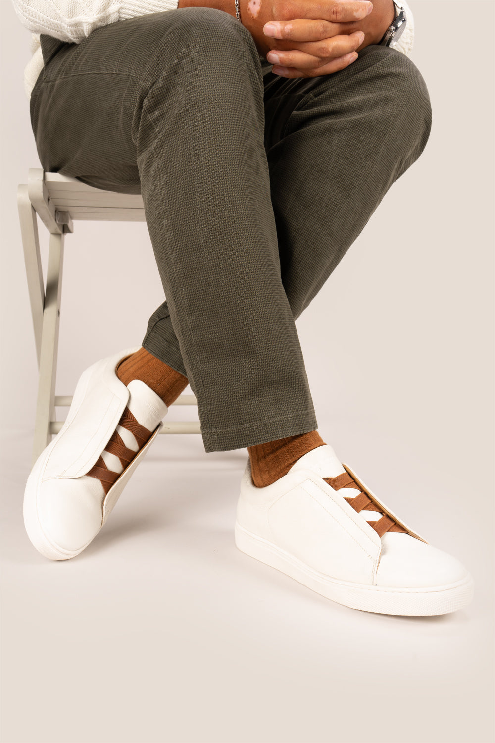 Smudge White sneaker is crafted from soft, milled leather, perfect for both casual and formal occasions. No need to tie laces, secure elasticated fit
