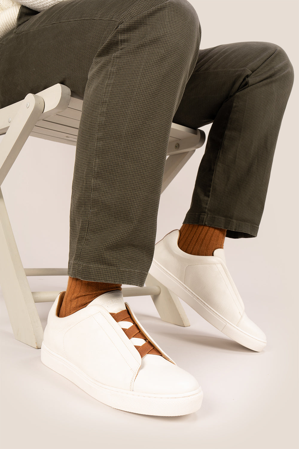 Smudge White is crafted from soft, milled leather, perfect for both casual and formal occasions. No need to tie laces, secure elasticated fit