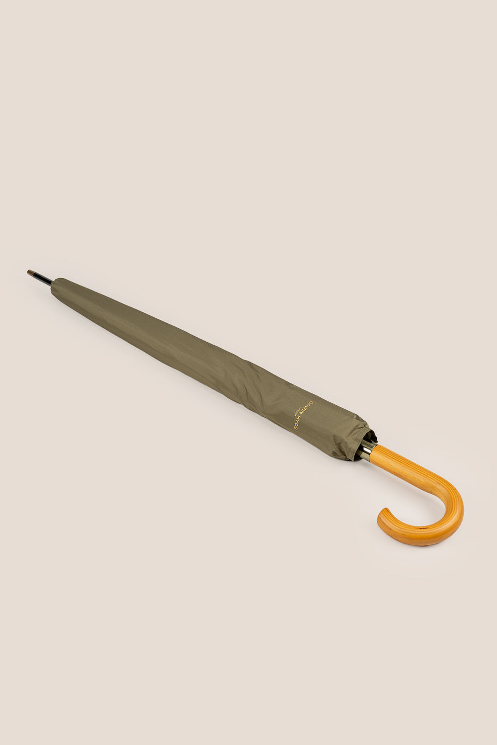 Joseph Green men’s windproof umbrella with wooden J-handle, combining traditional style and robust construction for elegant, reliable weather protection.