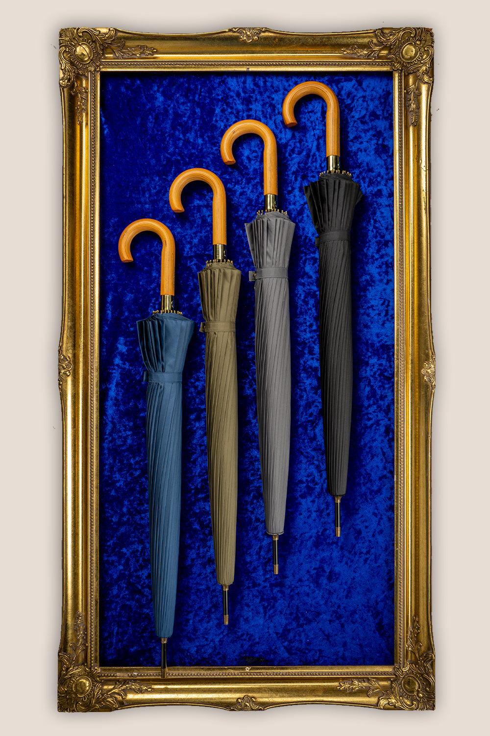 Joseph Black men’s windproof umbrella featuring a wooden J-handle, combining classic elegance and reliable durability for all-weather protection.