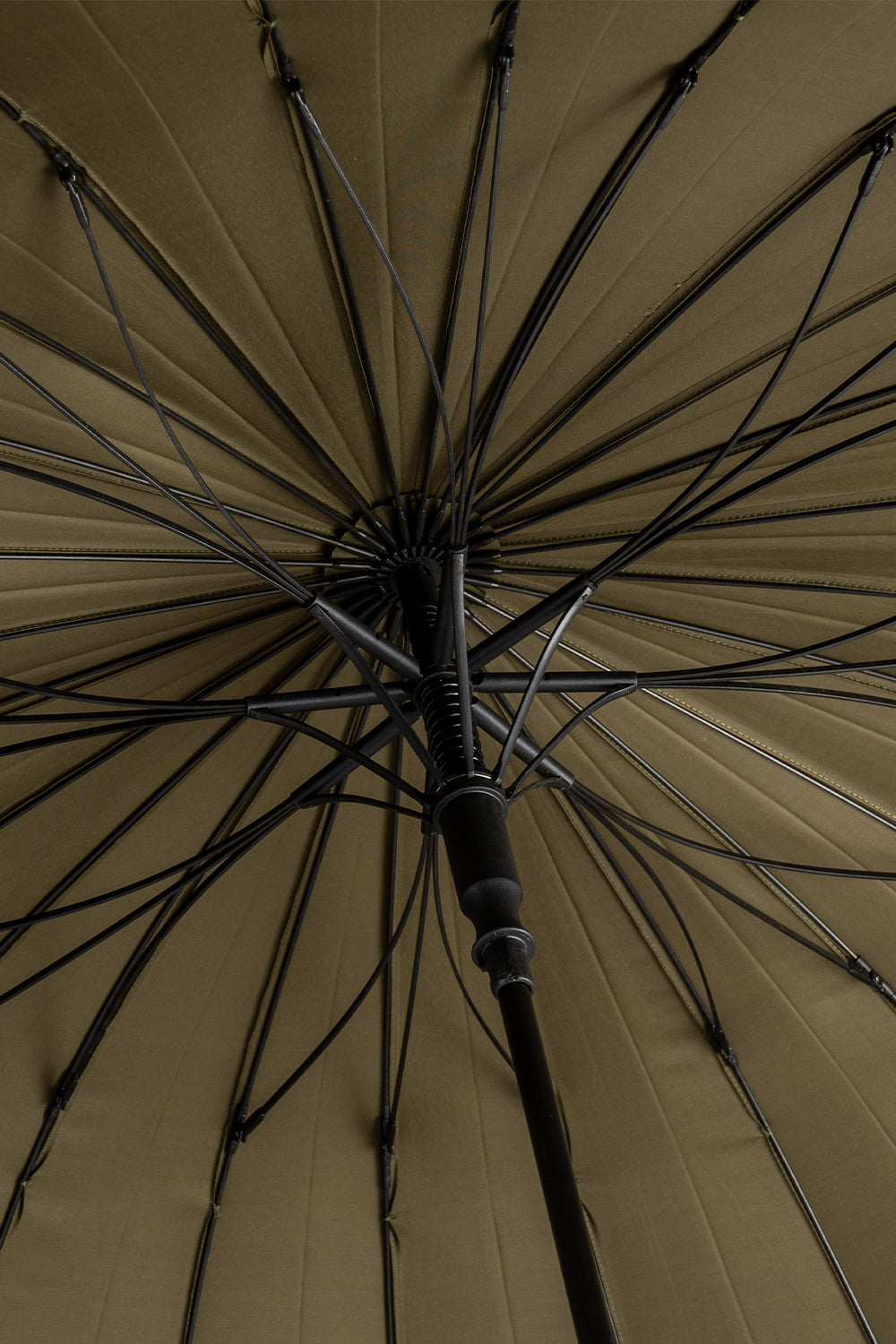 Joseph Green men’s windproof umbrella with wooden J-handle, combining traditional style and robust construction for elegant, reliable weather protection.