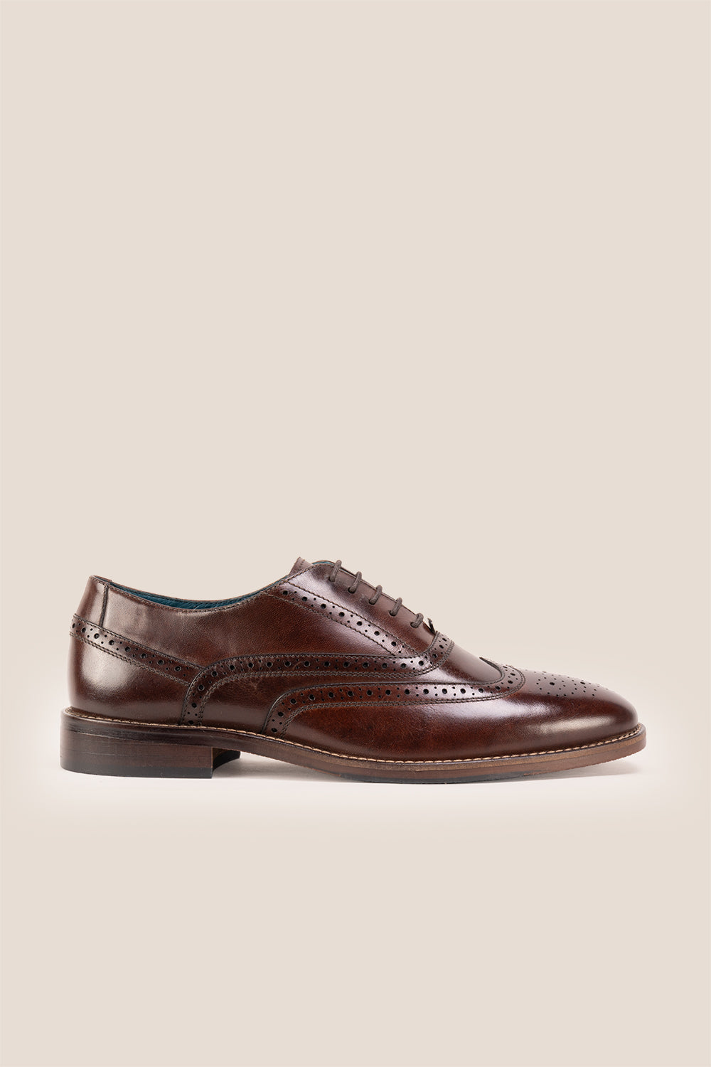 Experience comfort and style with the Winston Brown Wide Fit brogue. Premium leather, classic brogue detailing, and extra room for all-day wear.