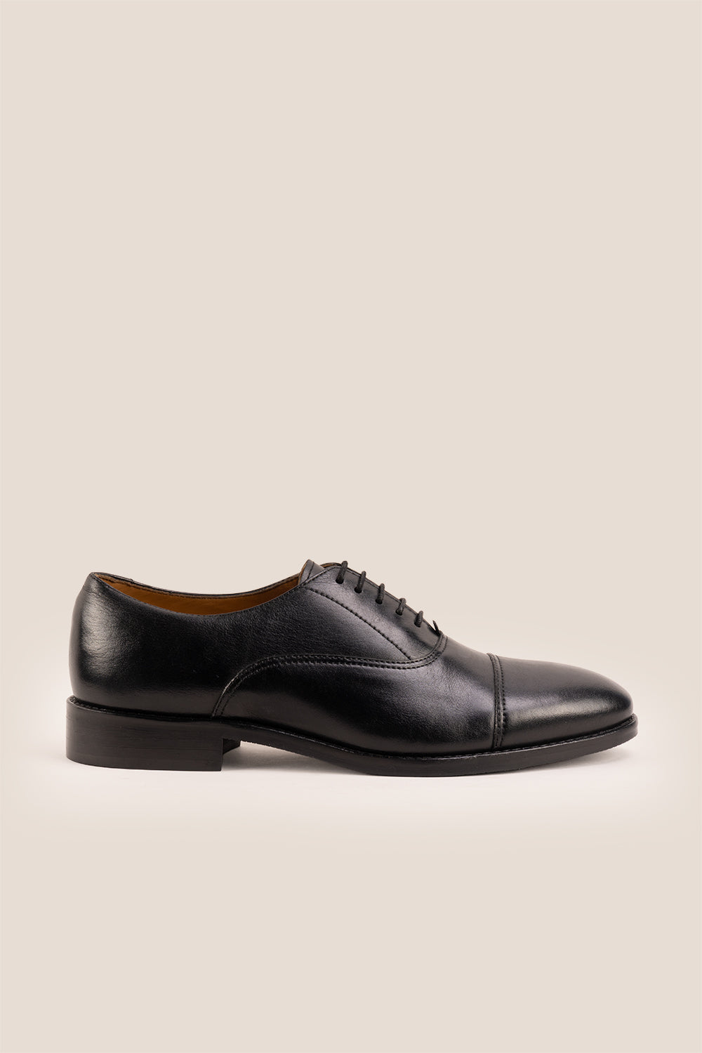 Wilson Black leather shoes for men, designed with a classic five-eyelet toecap Oxford style