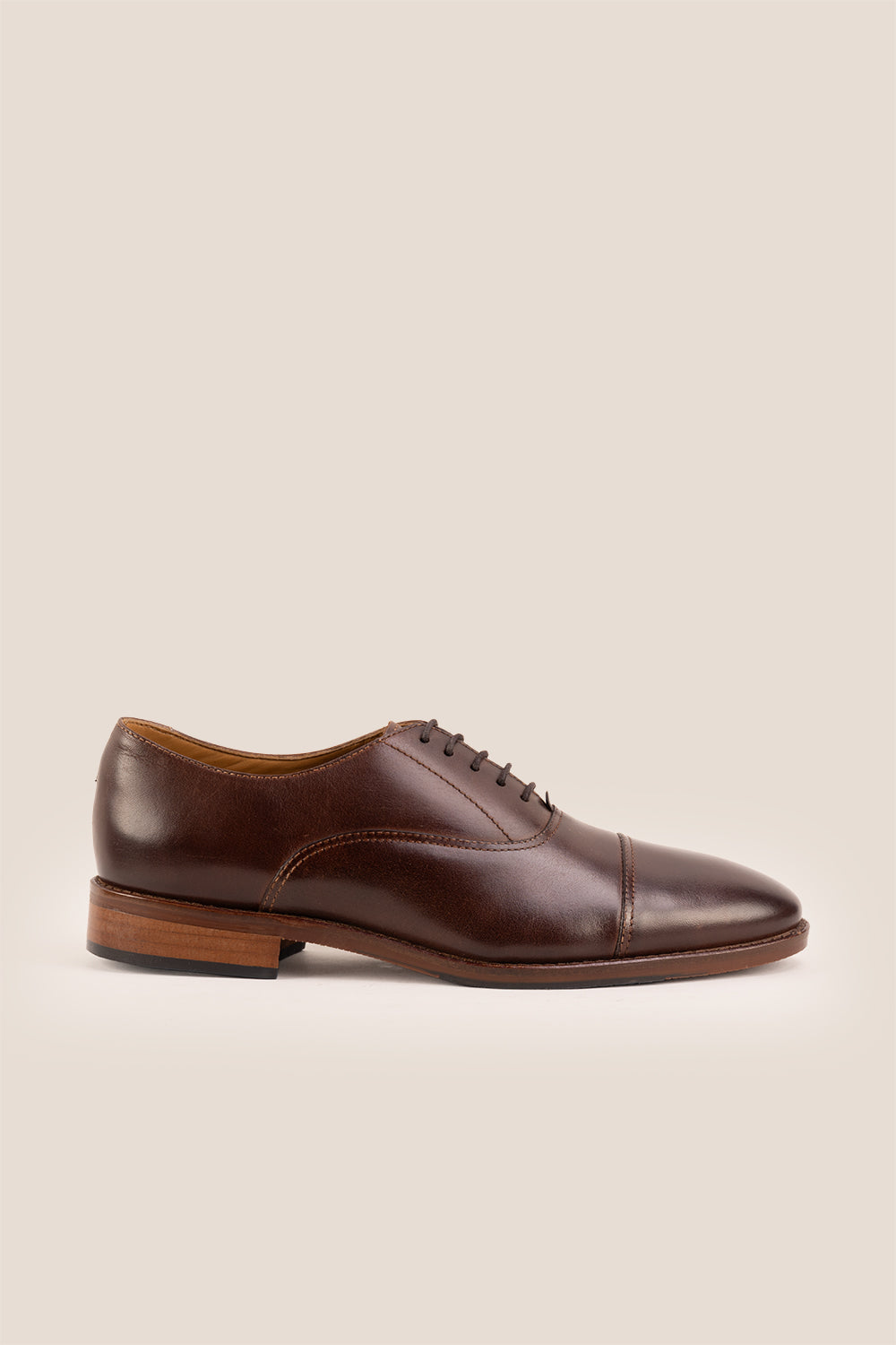 Wilson brown leather Oxford shoes for men with five-eyelet toecap design, showcasing timeless elegance and polished craftsmanship