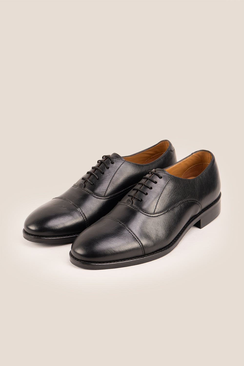 Wilson Black leather shoes for men, designed with a classic five-eyelet toecap Oxford style