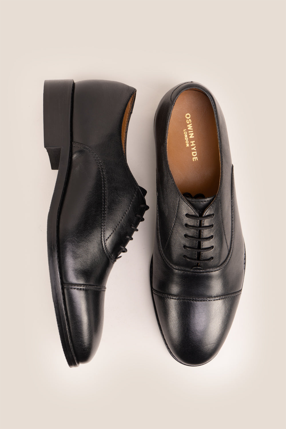 Wilson Black leather shoes for men, designed with a classic five-eyelet toecap Oxford style