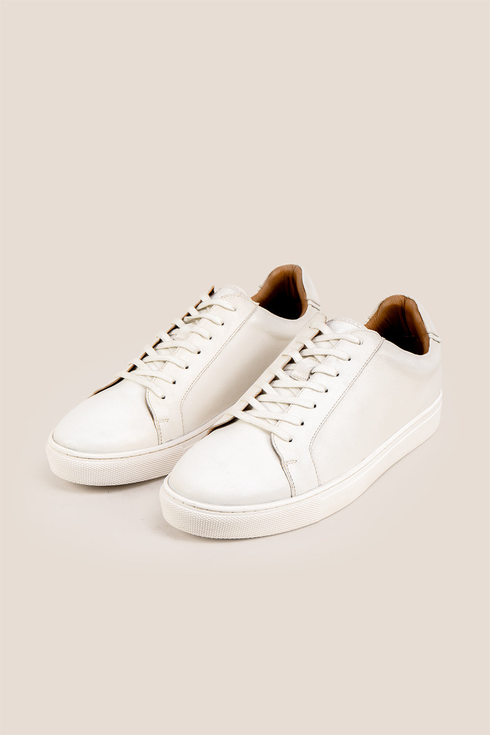 Oswin Hyde Harper White Grain with white milled leather exuding sophistication and style