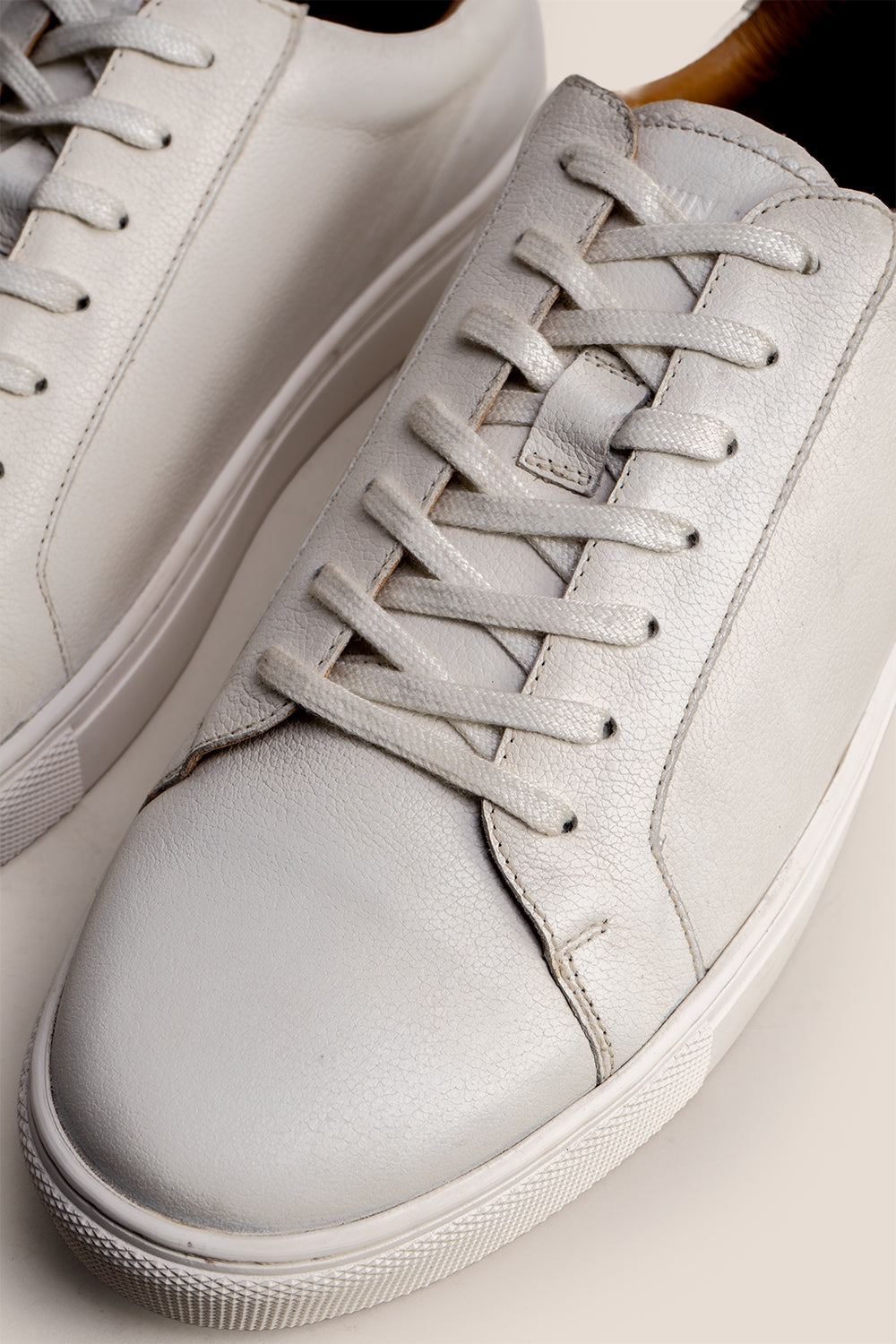 Oswin Hyde Harper White Grain with white milled leather exuding sophistication and style