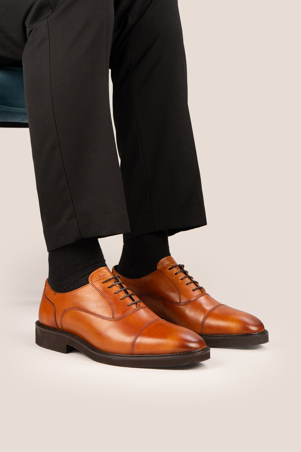 Oswin Hyde Flint Tan, classic tan leather Oxford shoes with lace-up design, premium craftsmanship, breathable lining, and durable sole