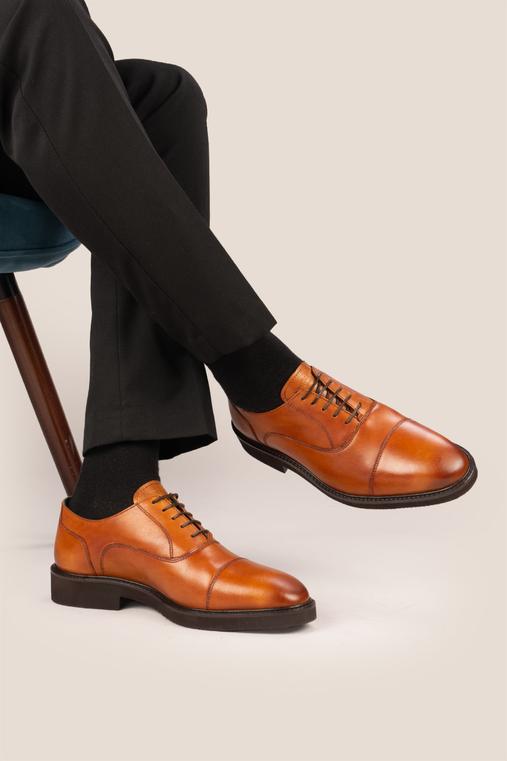 Oswin Hyde Flint Tan, classic tan leather Oxford shoes with lace-up design, premium craftsmanship, breathable lining, and durable sole