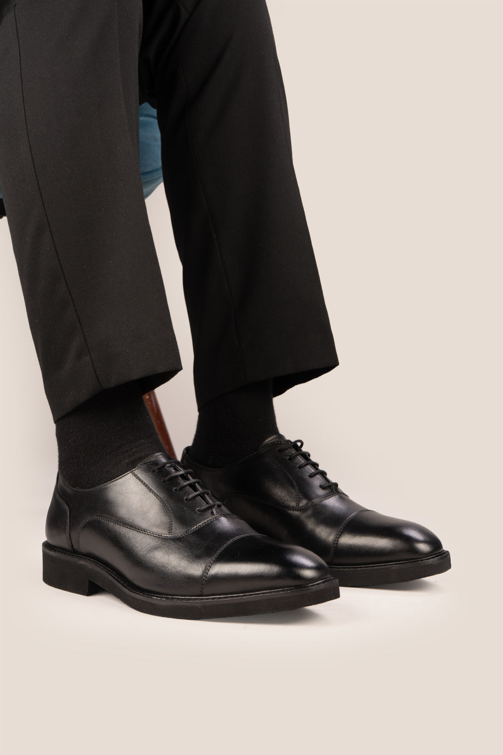Flint Black Oxford lace-up men’s leather shoes with a sleek silhouette and polished finish, ideal for formal and professional wear.