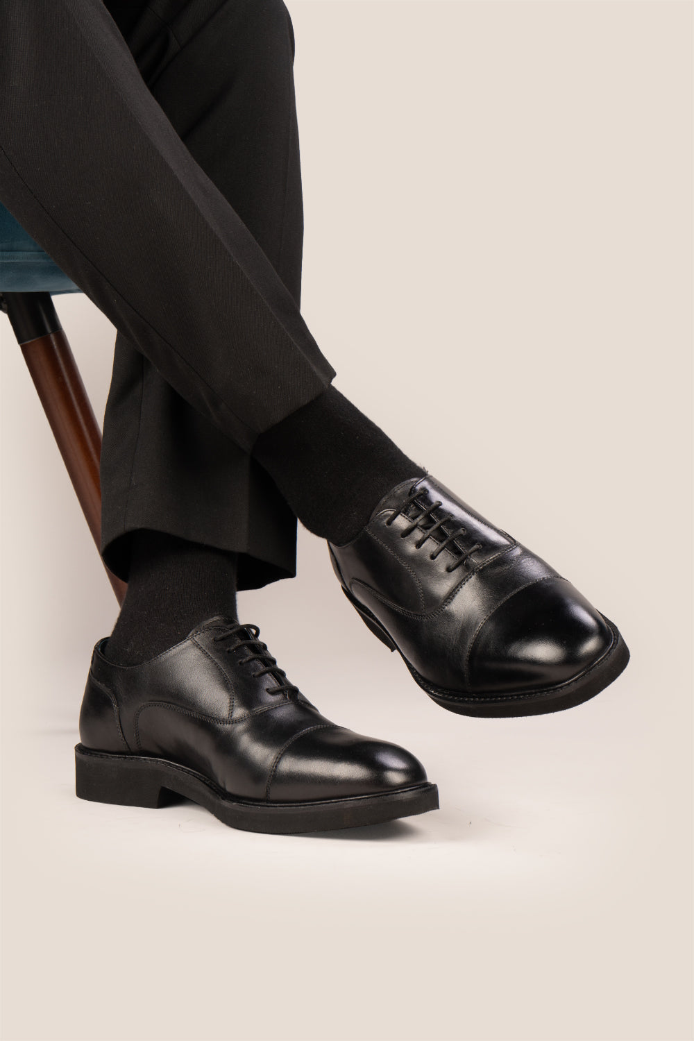 Flint Black Oxford lace-up men’s leather shoes with a sleek silhouette and polished finish, ideal for formal and professional wear.