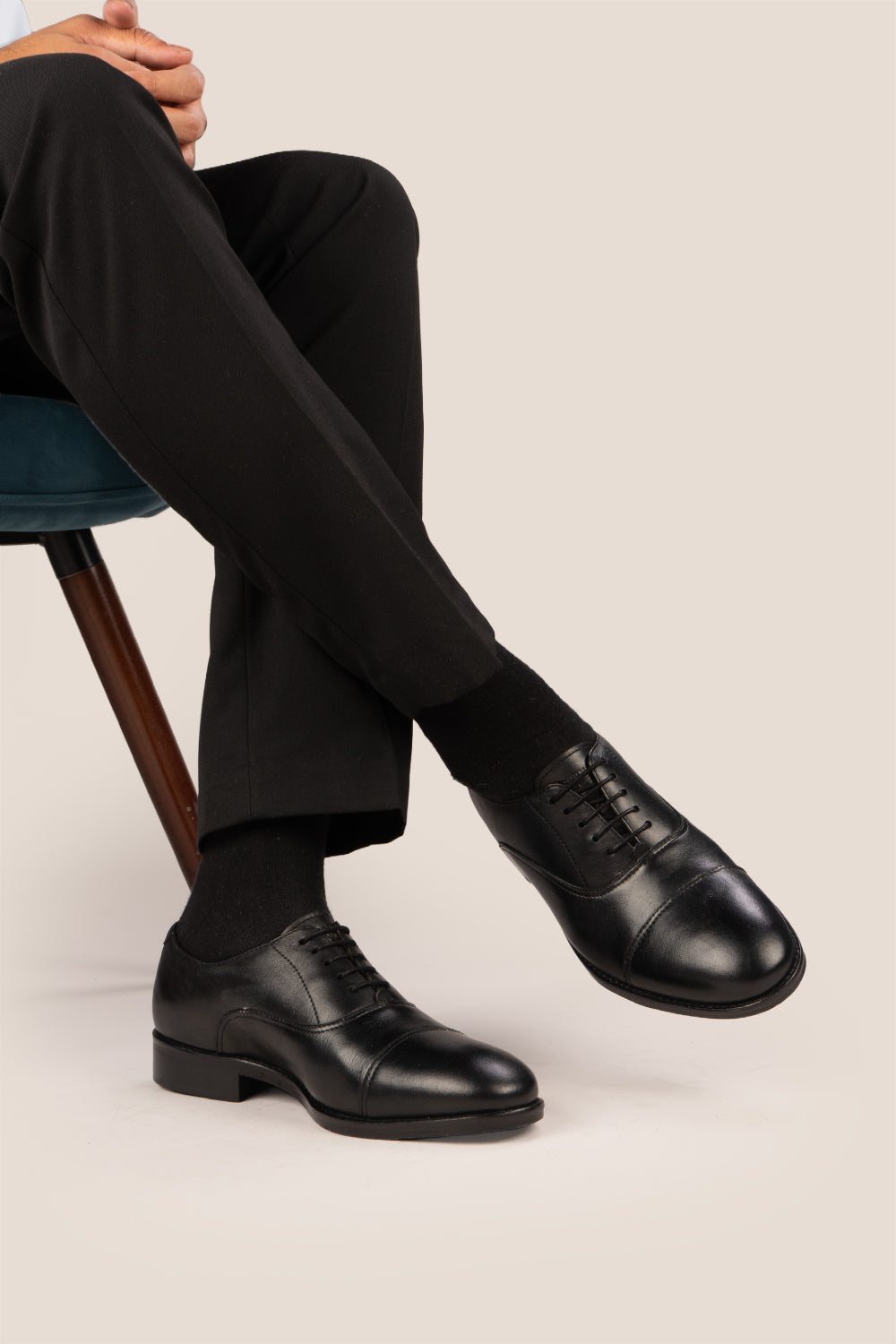 Wilson Black leather shoes for men, designed with a classic five-eyelet toecap Oxford style