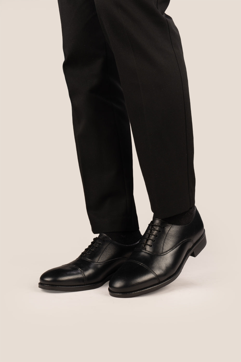 Wilson Black leather shoes for men, designed with a classic five-eyelet toecap Oxford style