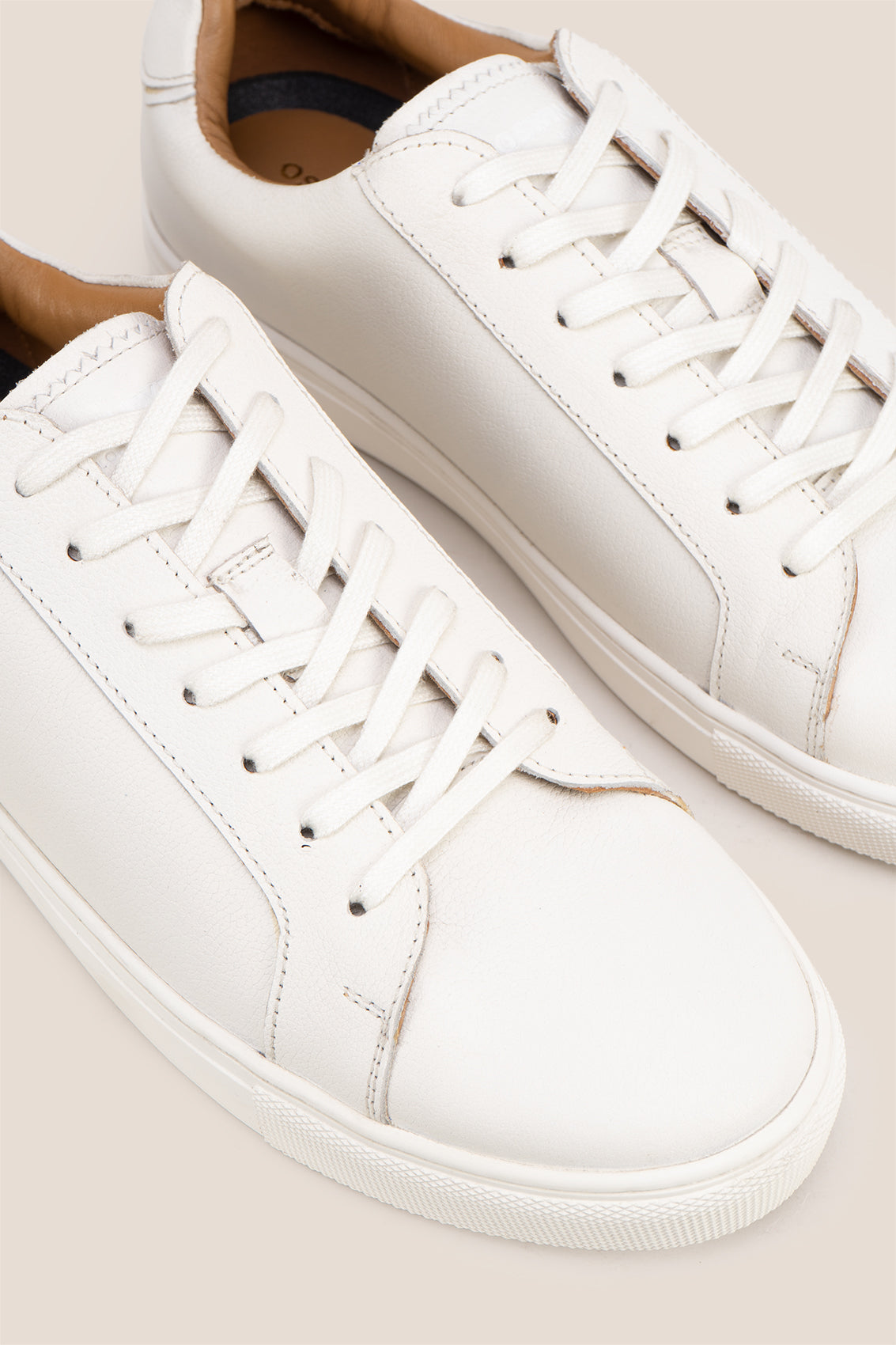 Oswin Hyde Harper White Grain with white milled leather exuding sophistication and style