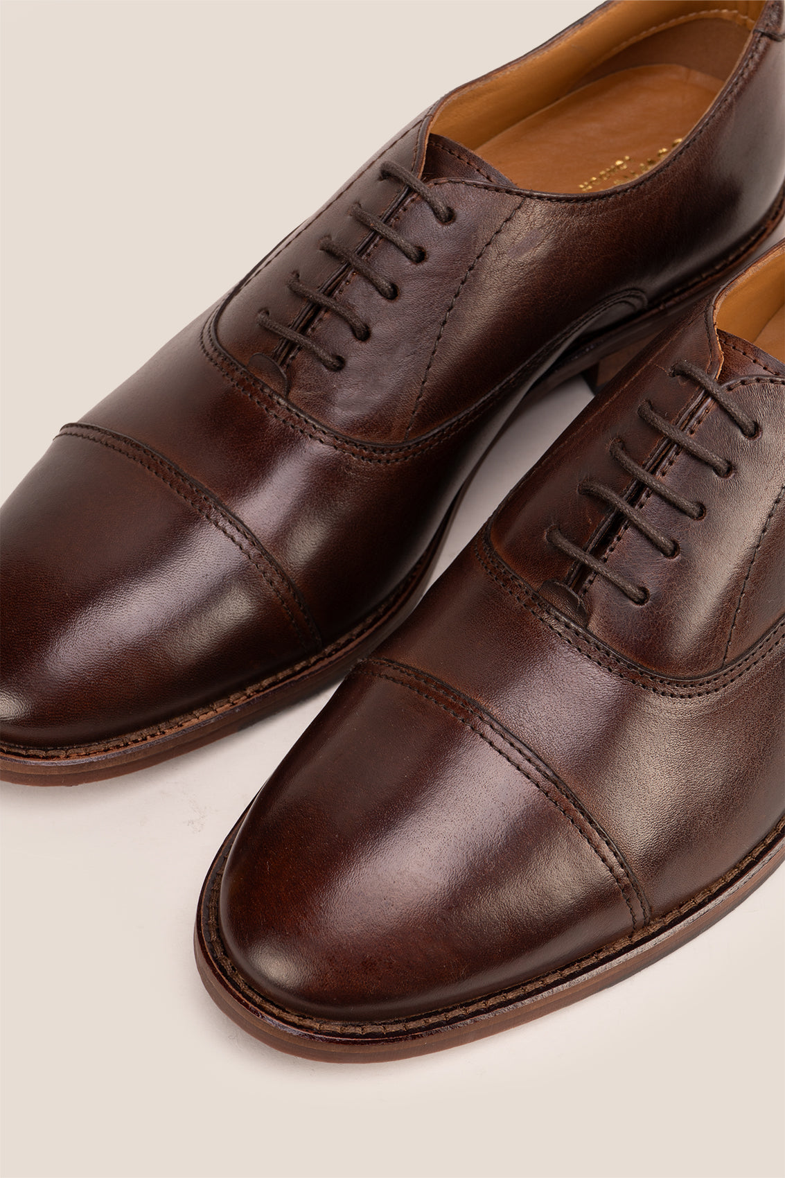 Wilson brown leather Oxford shoes for men with five-eyelet toecap design, showcasing timeless elegance and polished craftsmanship