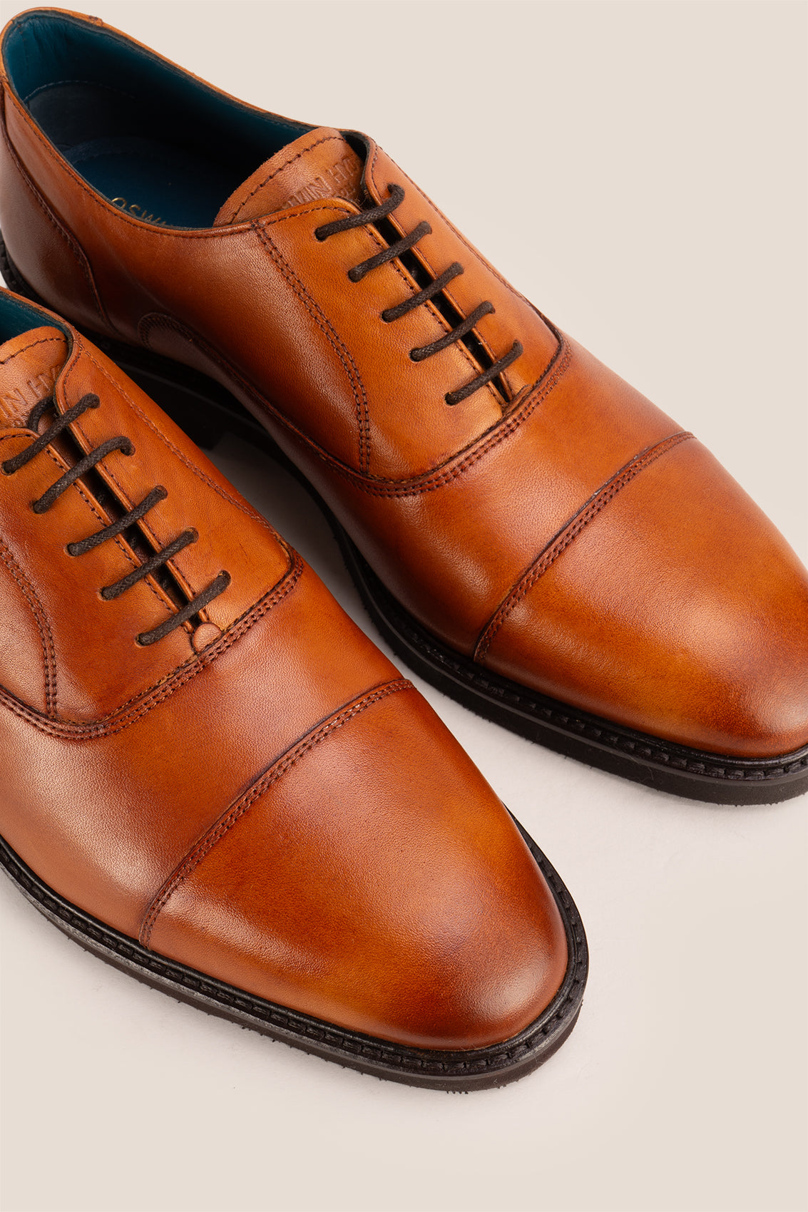 Oswin Hyde Flint Tan, classic tan leather Oxford shoes with lace-up design, premium craftsmanship, breathable lining, and durable sole